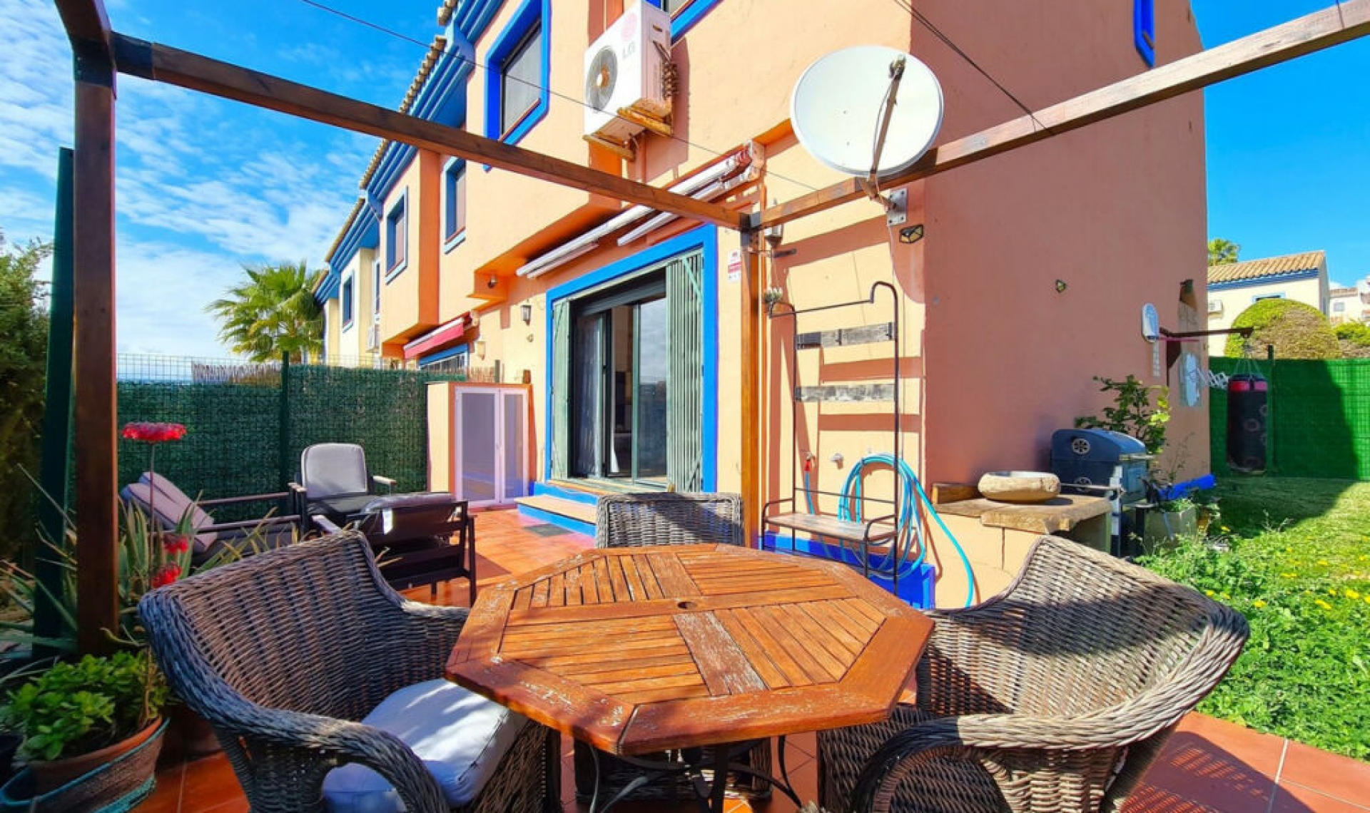 Resale - House -
La Duquesa