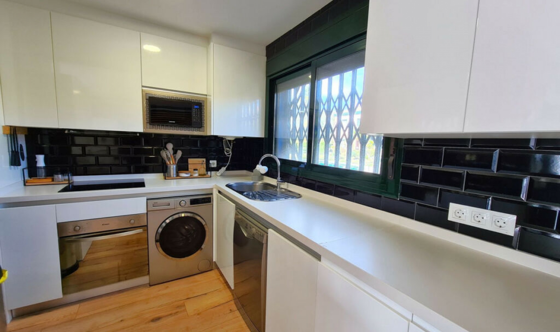 Resale - House -
La Duquesa