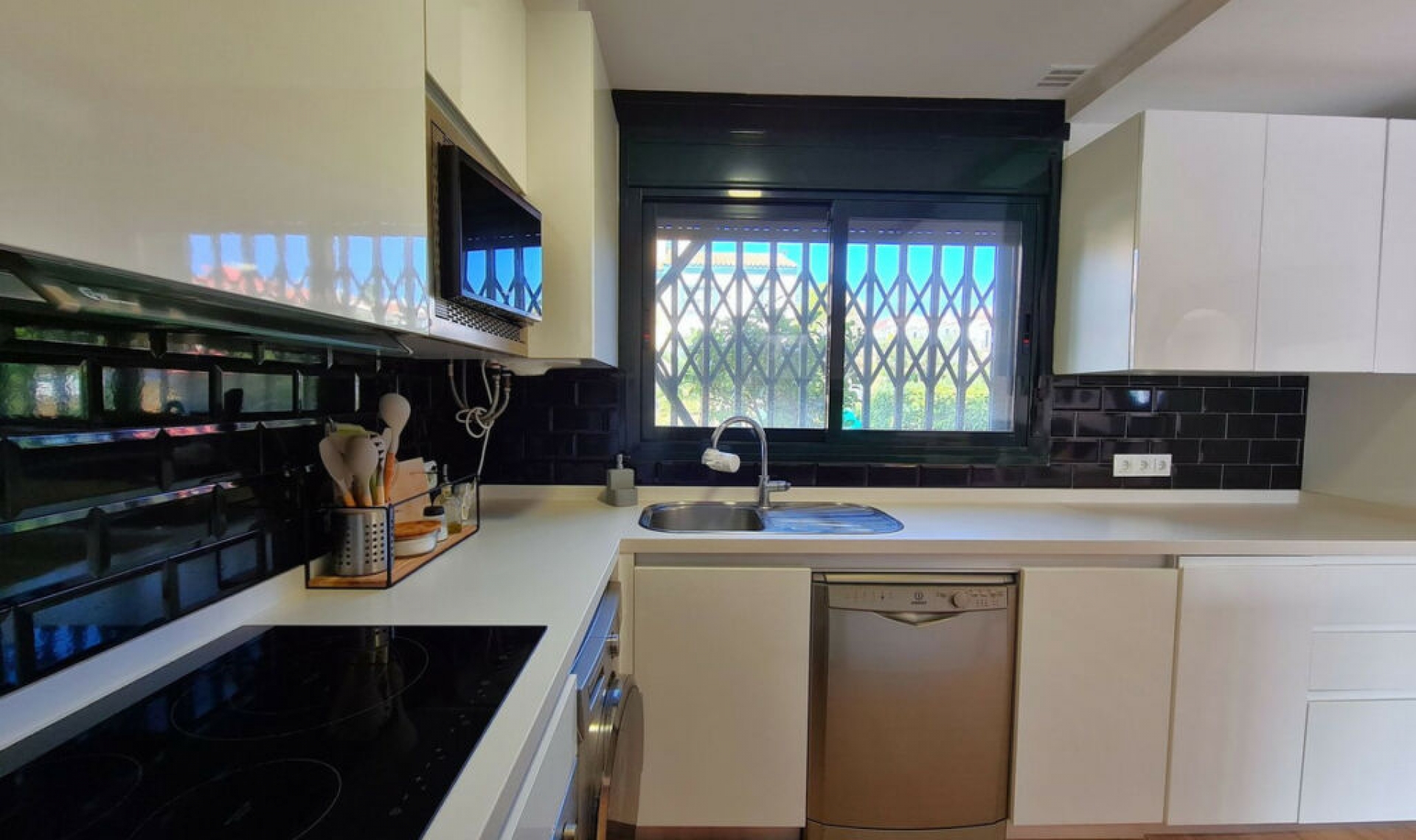 Resale - House -
La Duquesa