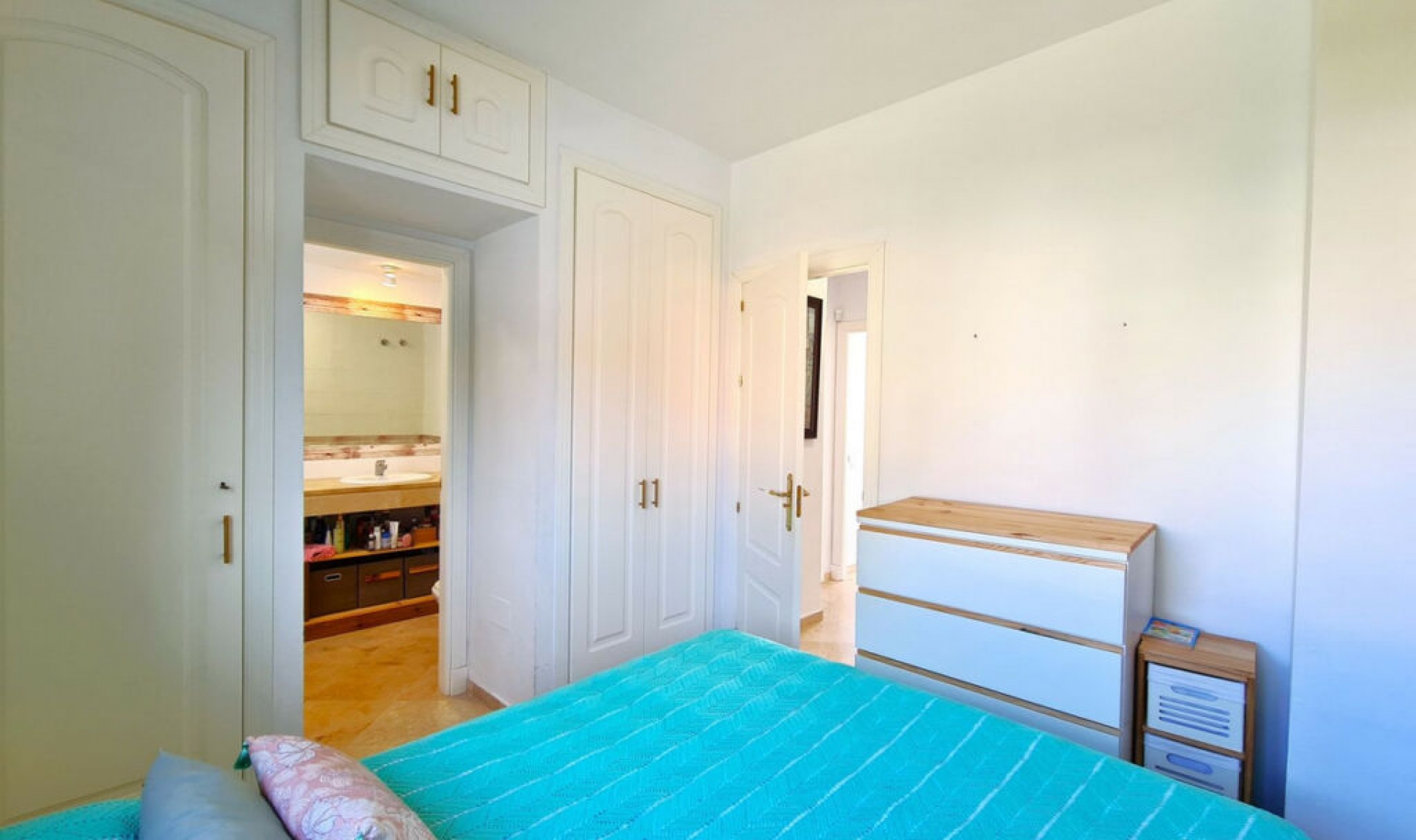 Resale - House -
La Duquesa