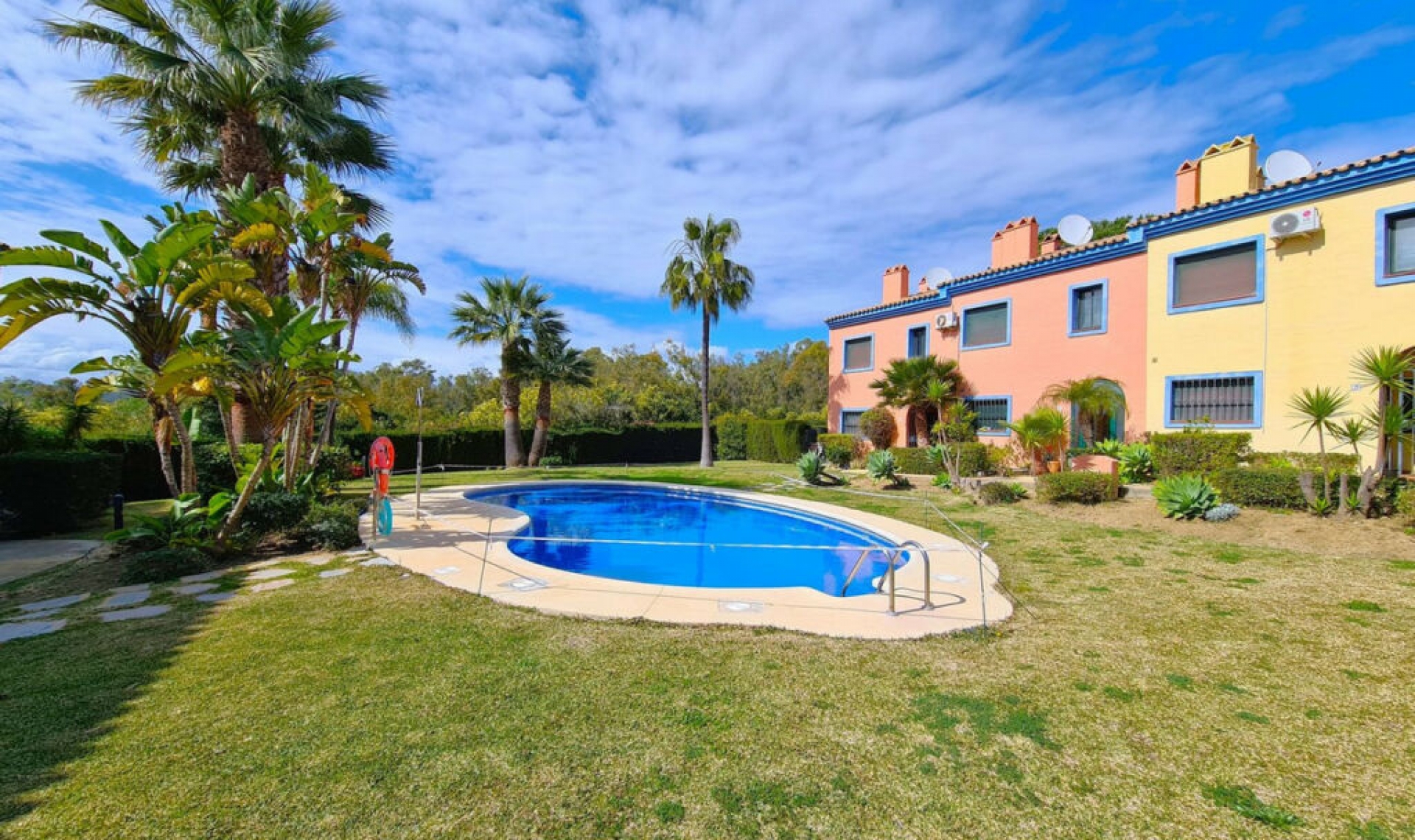 Resale - House -
La Duquesa