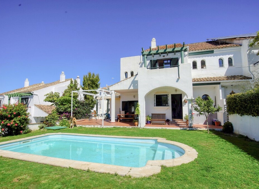 Resale - House -
La Duquesa