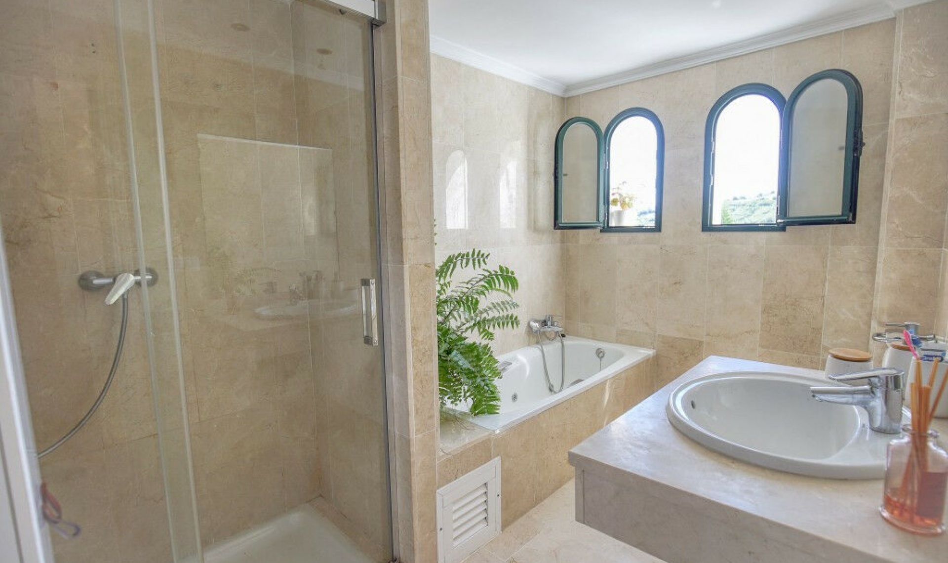 Resale - House -
La Duquesa