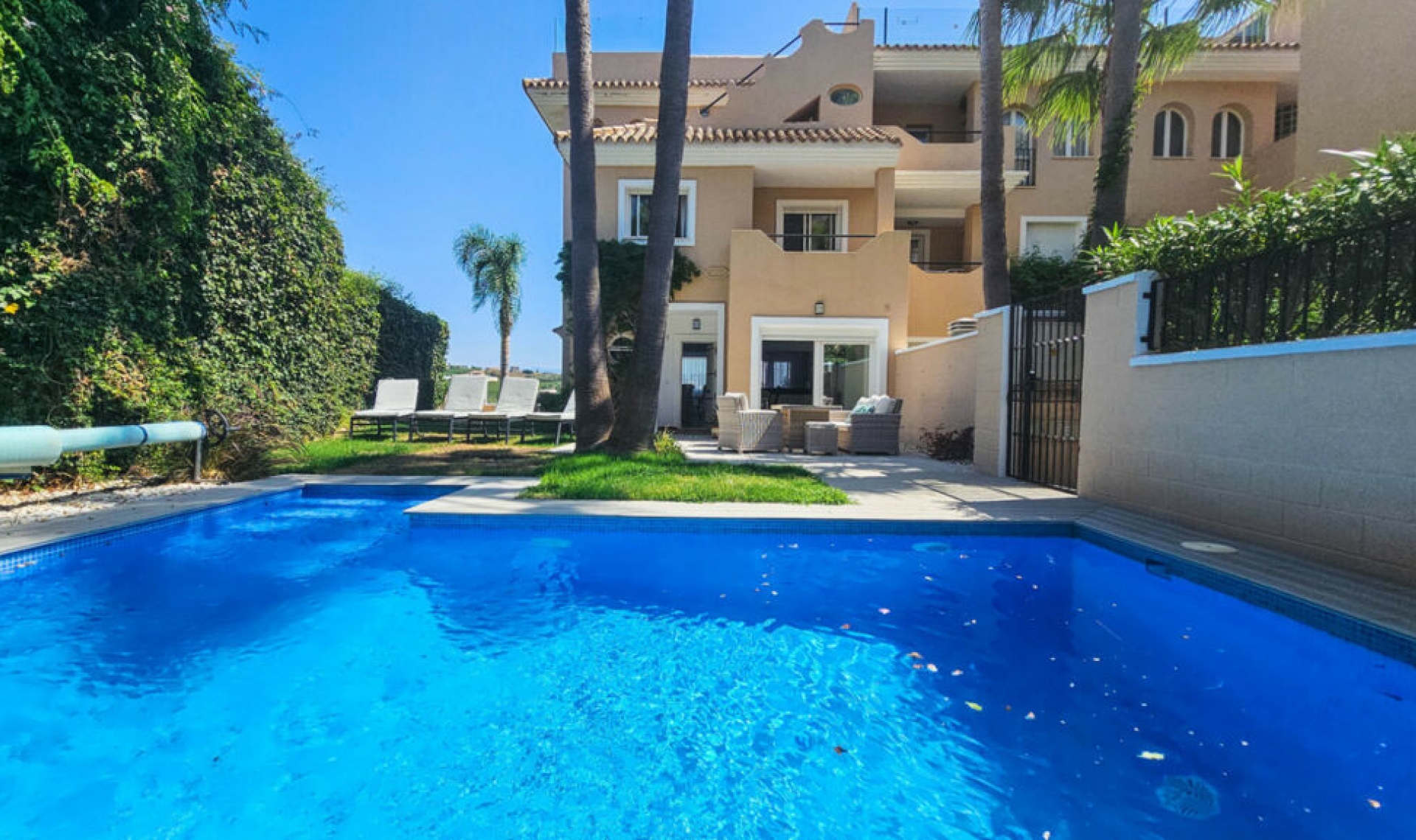Resale - House -
La Duquesa