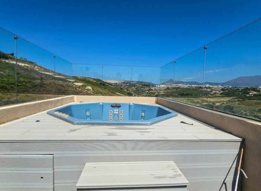 Resale - House -
La Duquesa