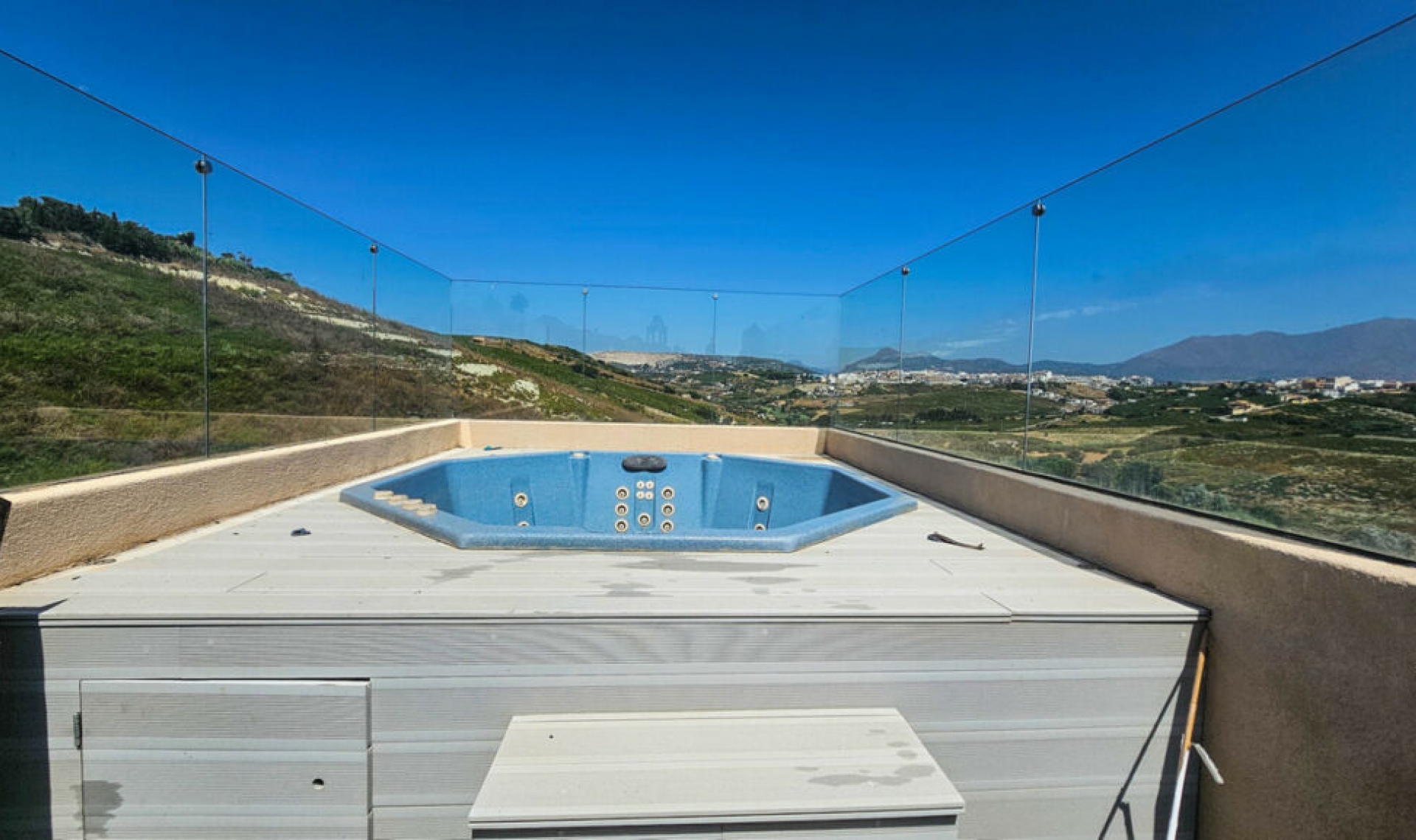 Resale - House -
La Duquesa