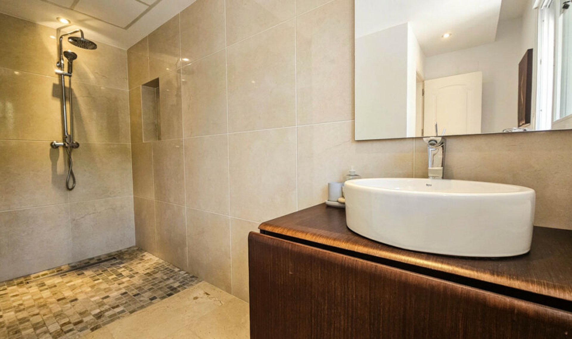 Resale - House -
La Duquesa