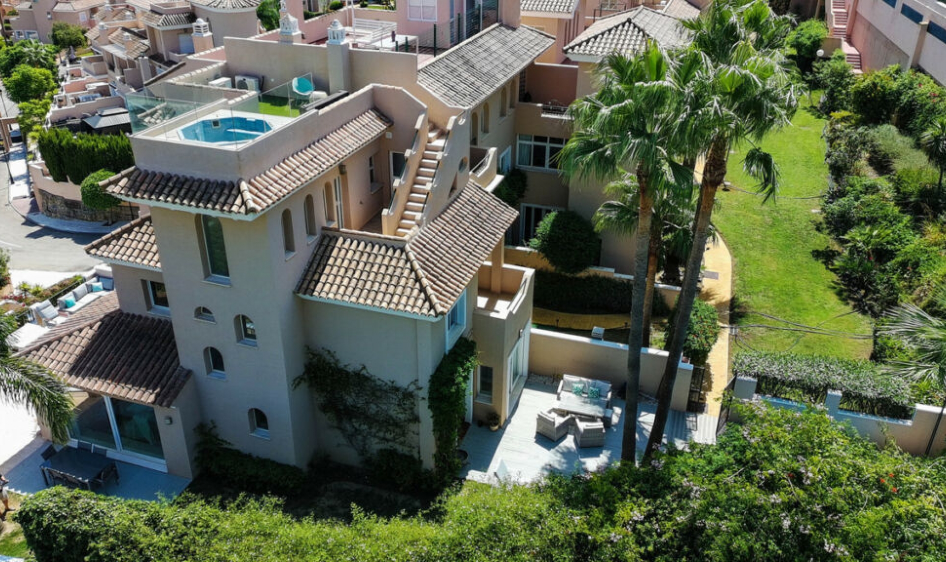 Resale - House -
La Duquesa