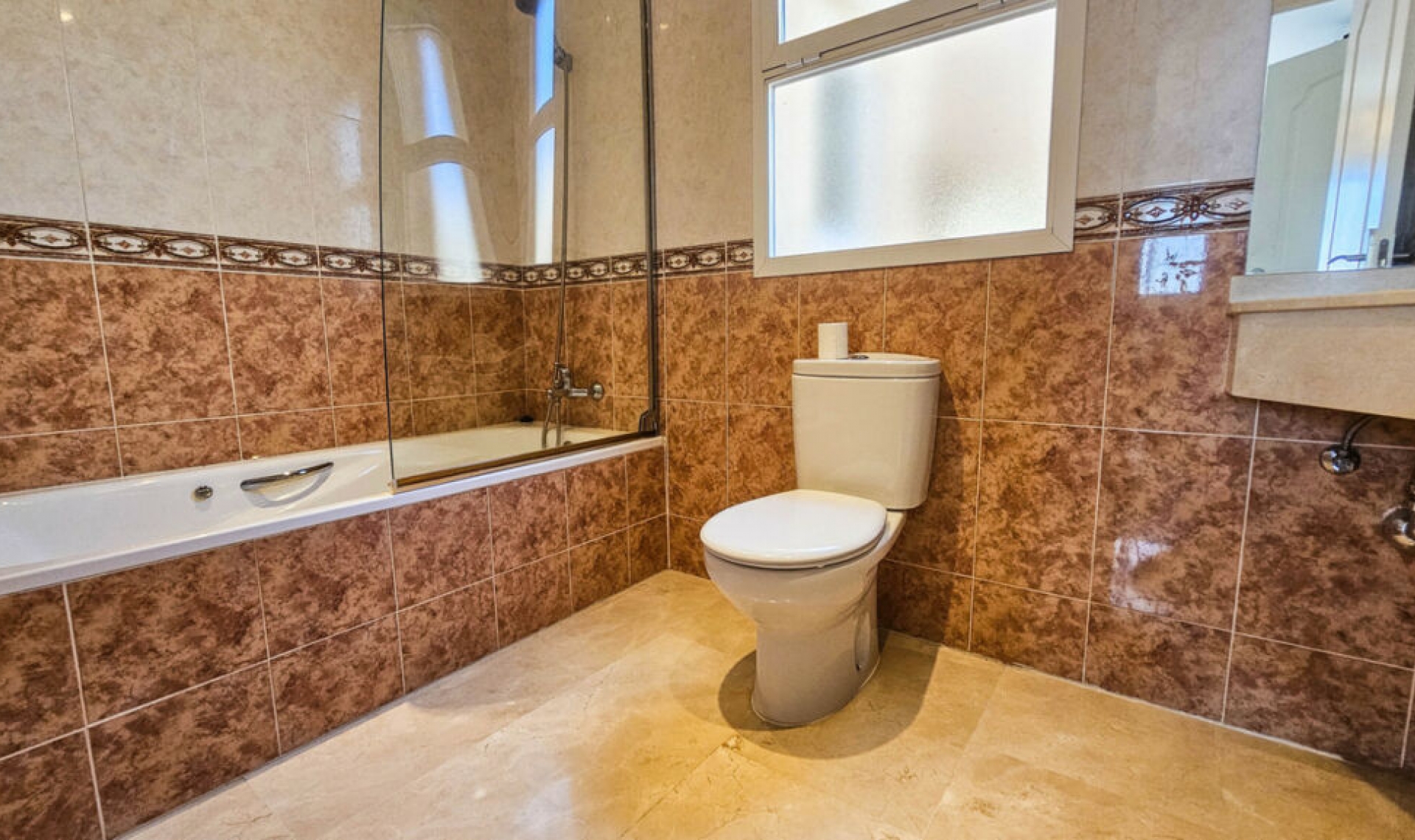 Resale - House -
La Duquesa