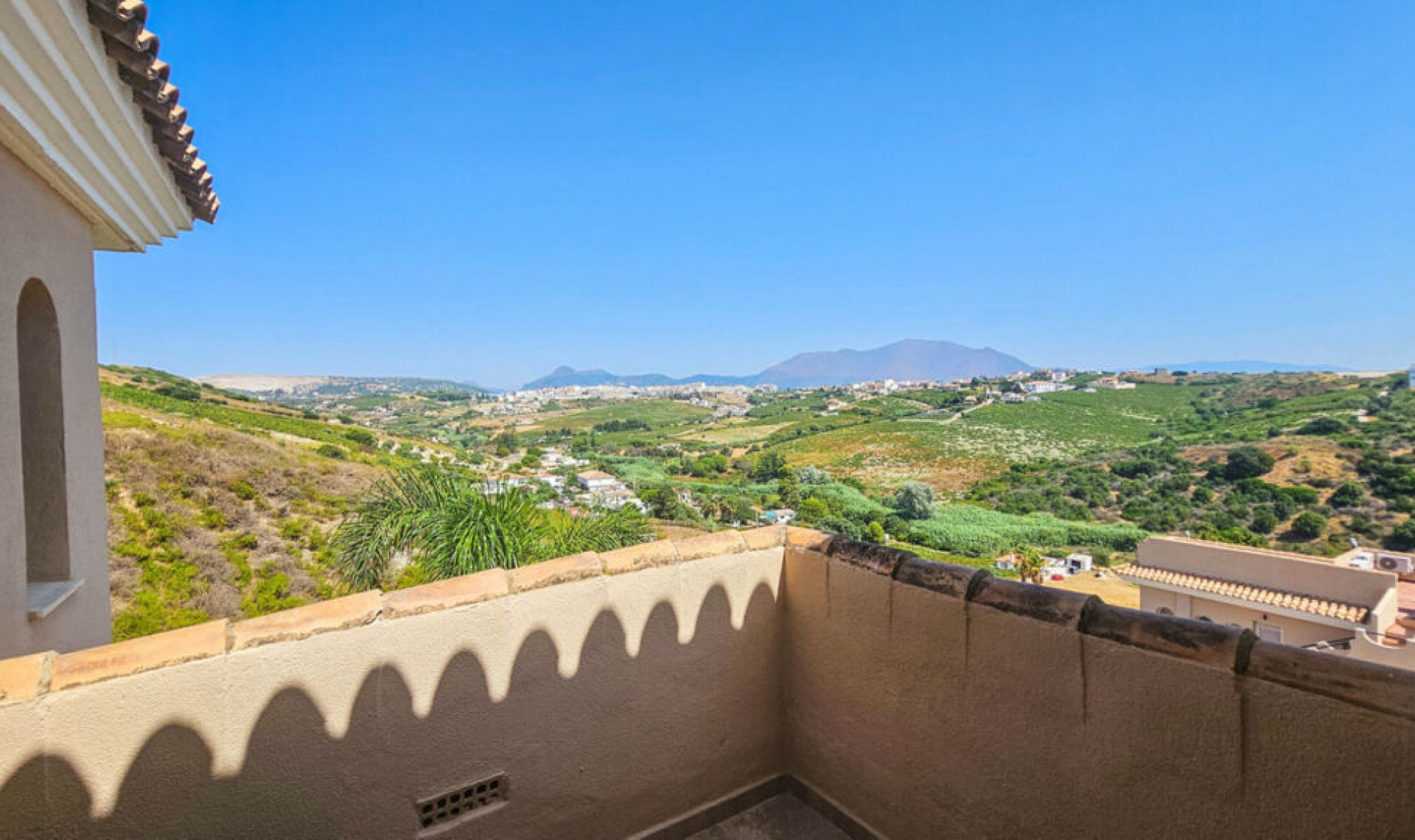 Resale - House -
La Duquesa