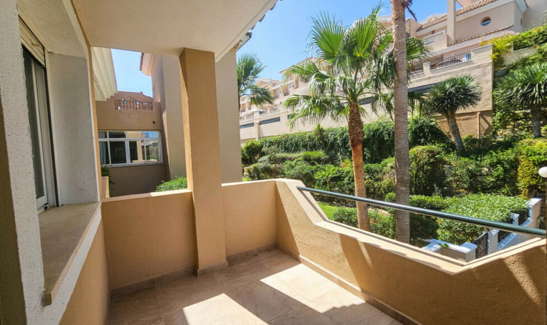 Resale - House -
La Duquesa