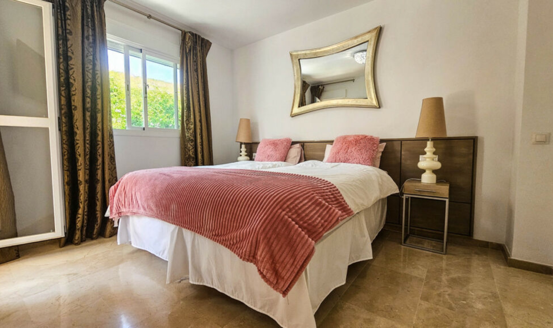 Resale - House -
La Duquesa