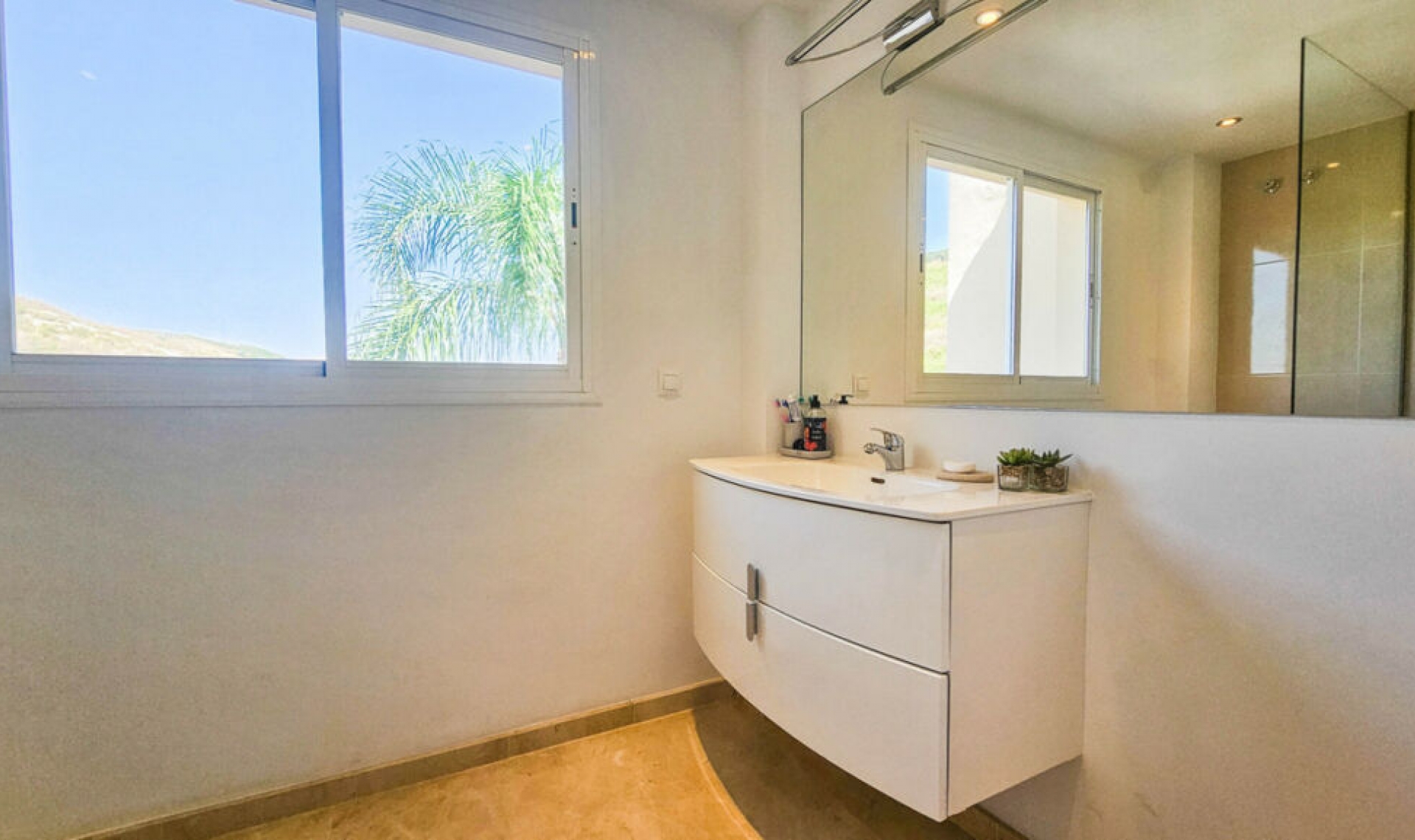 Resale - House -
La Duquesa