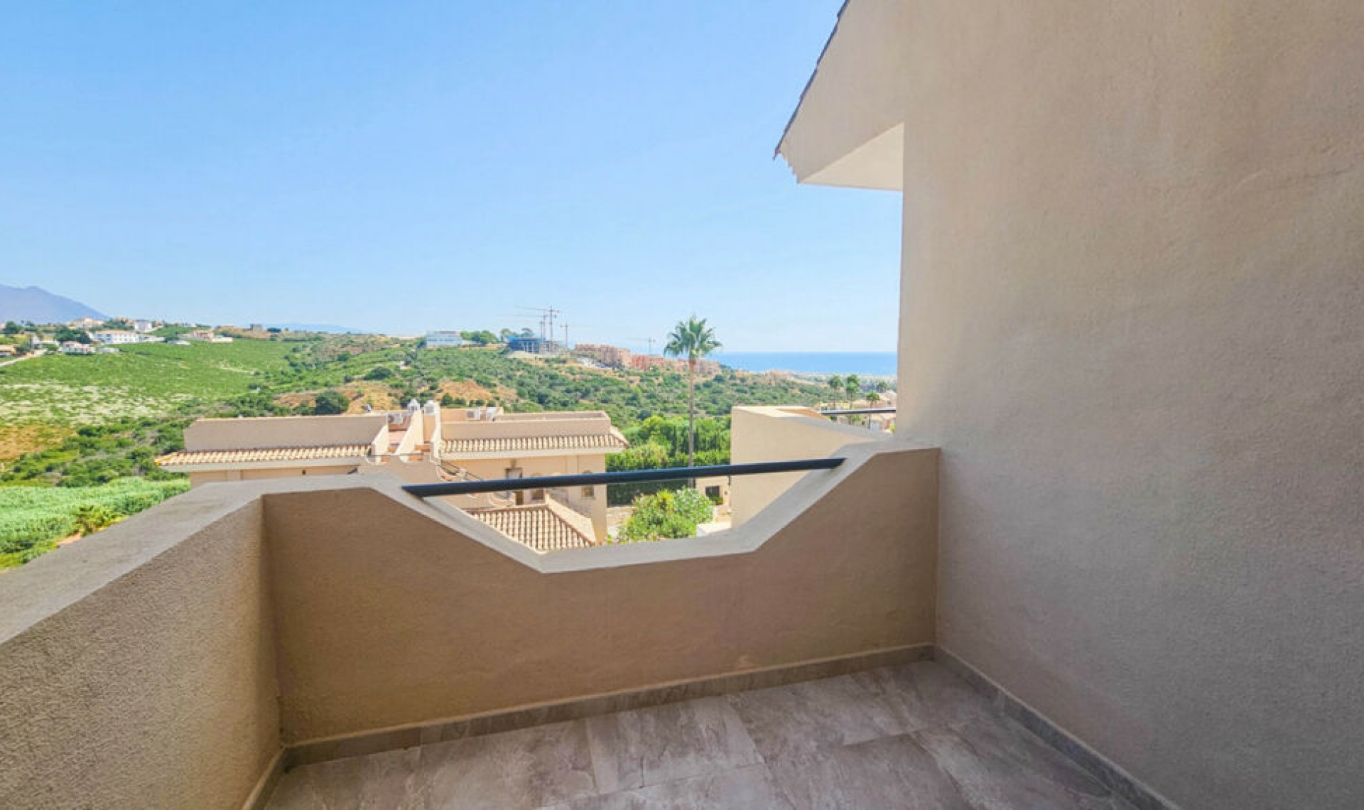 Resale - House -
La Duquesa