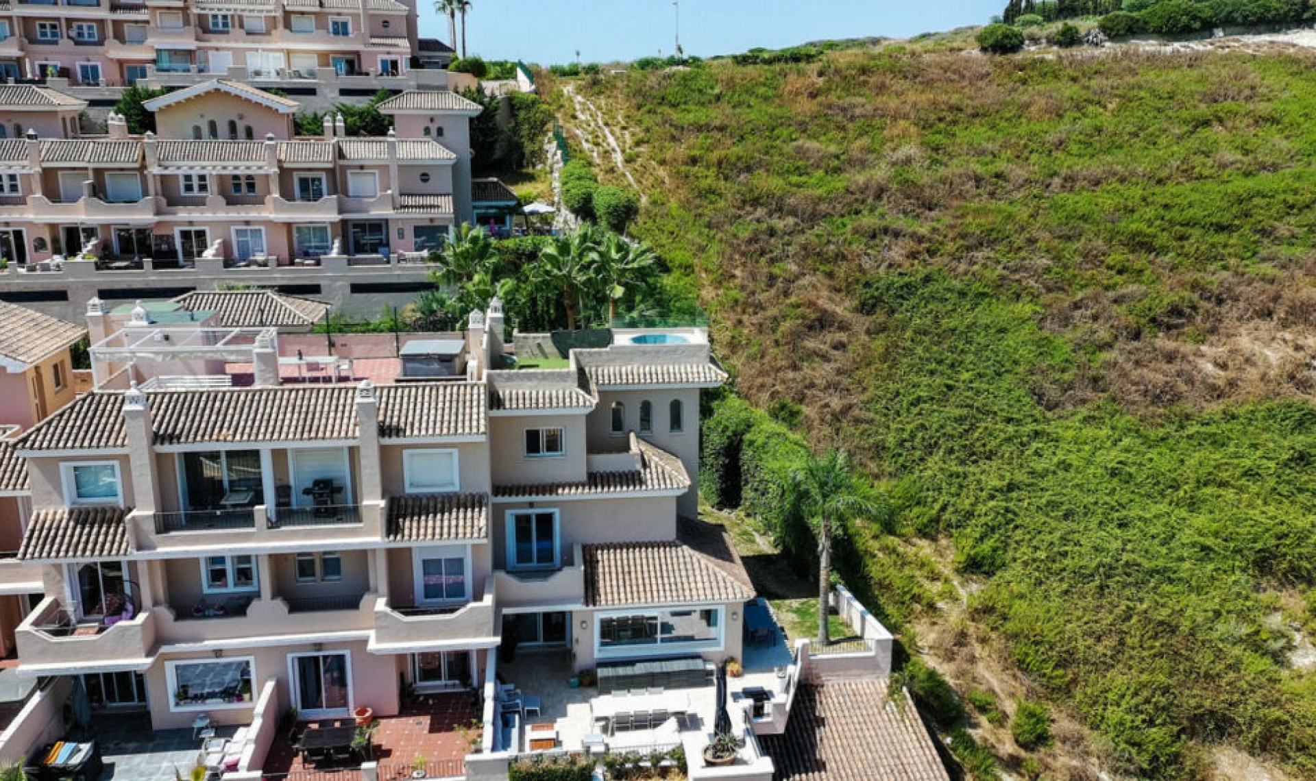 Resale - House -
La Duquesa