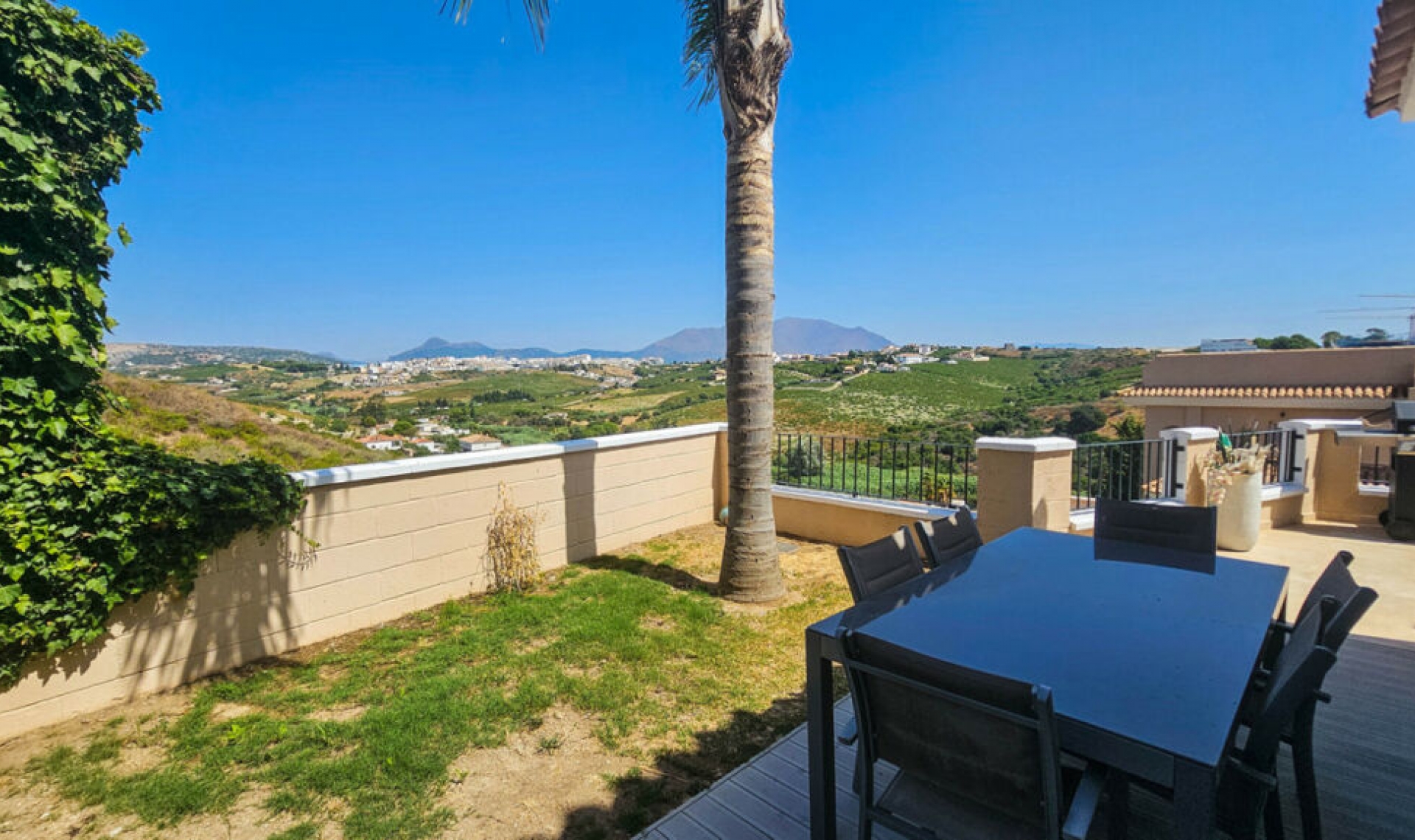 Resale - House -
La Duquesa