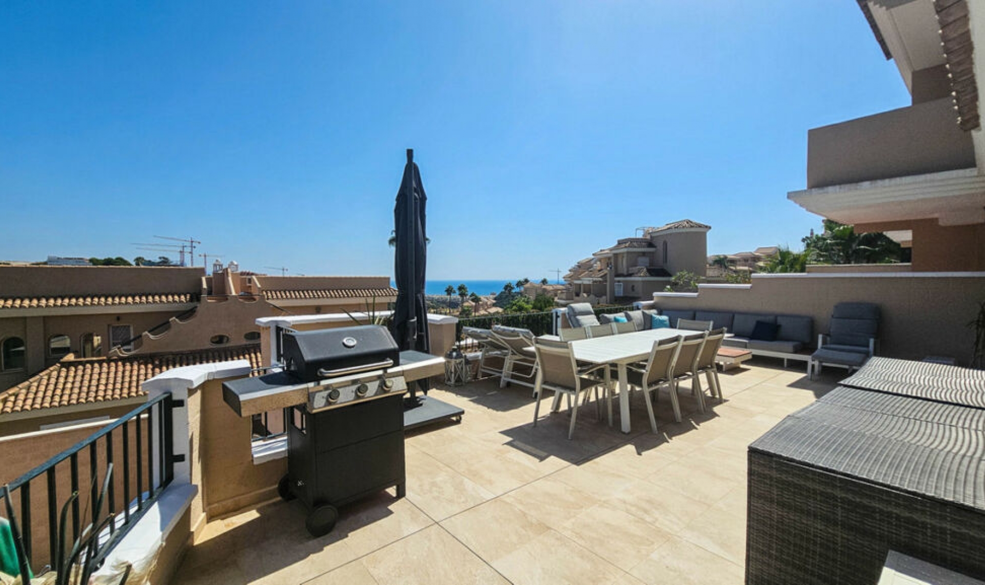 Resale - House -
La Duquesa