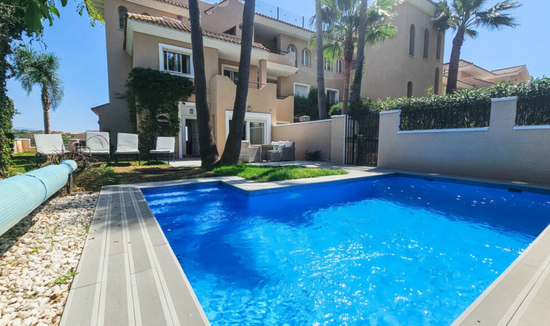 Resale - House -
La Duquesa