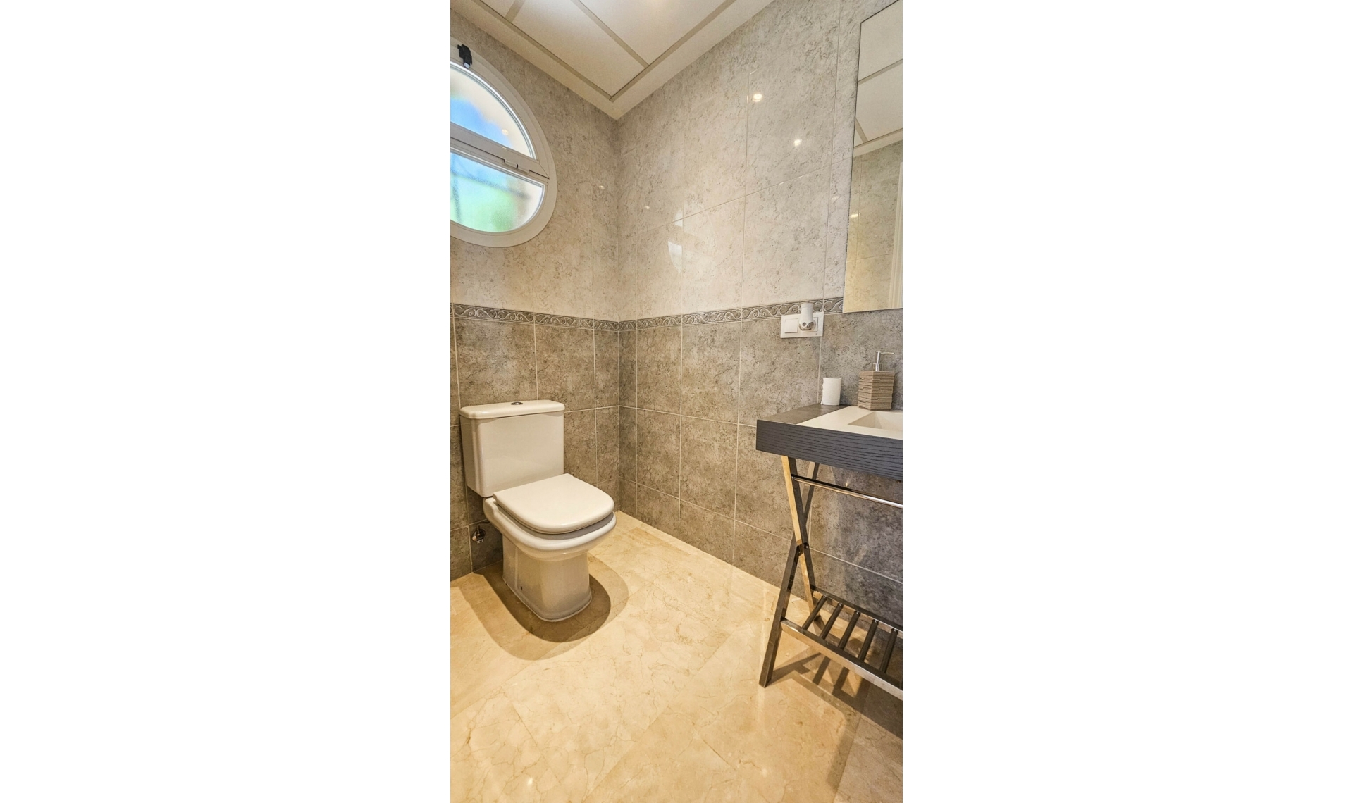 Resale - House -
La Duquesa