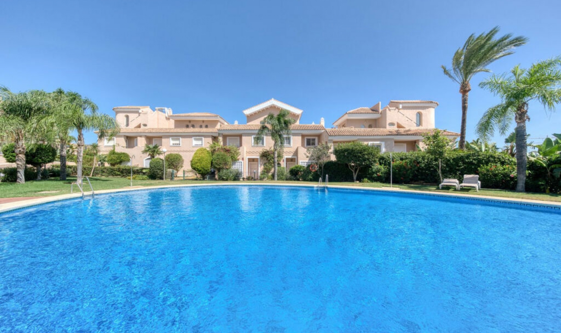 Resale - House -
La Duquesa