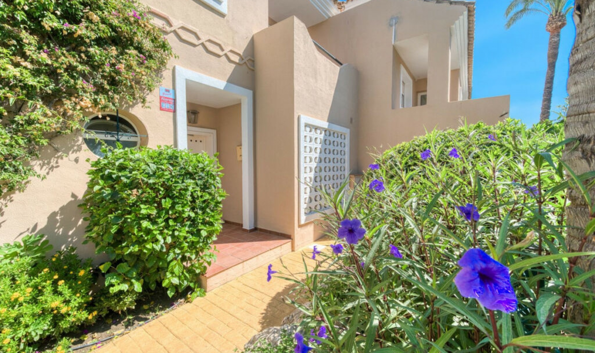 Resale - House -
La Duquesa