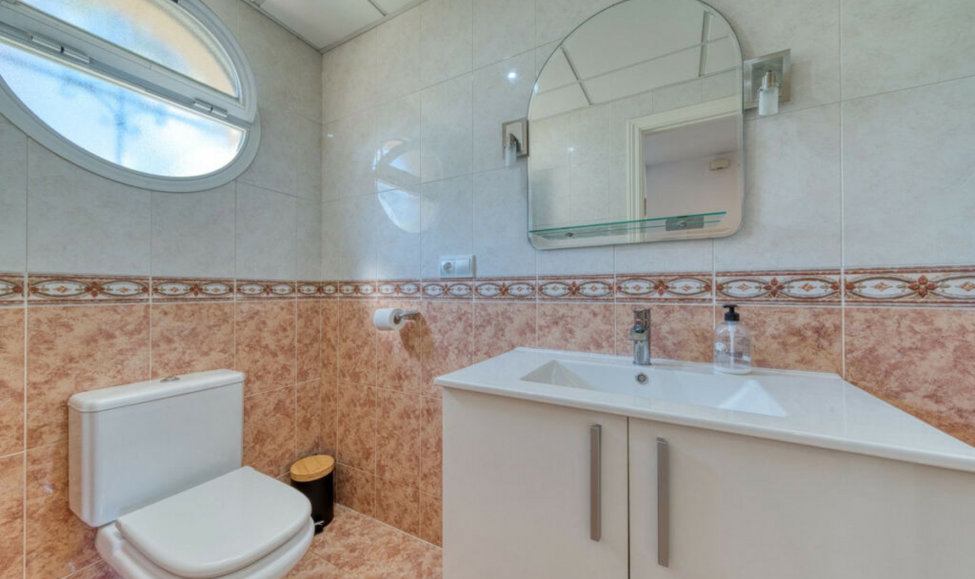 Resale - House -
La Duquesa