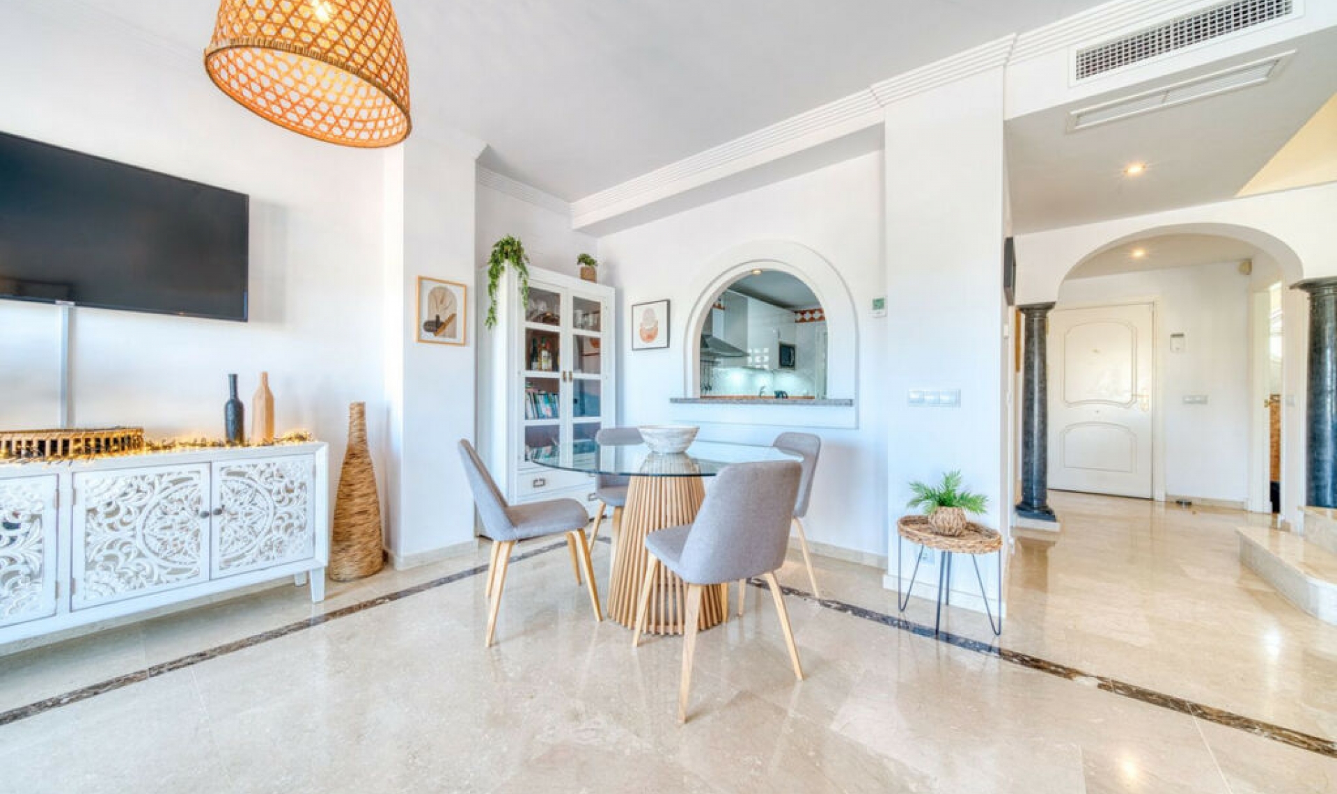 Resale - House -
La Duquesa