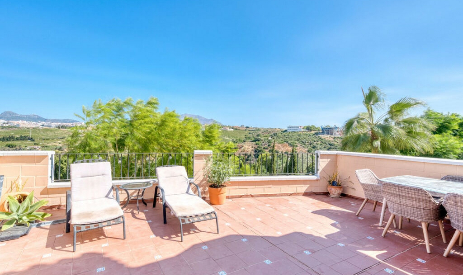 Resale - House -
La Duquesa