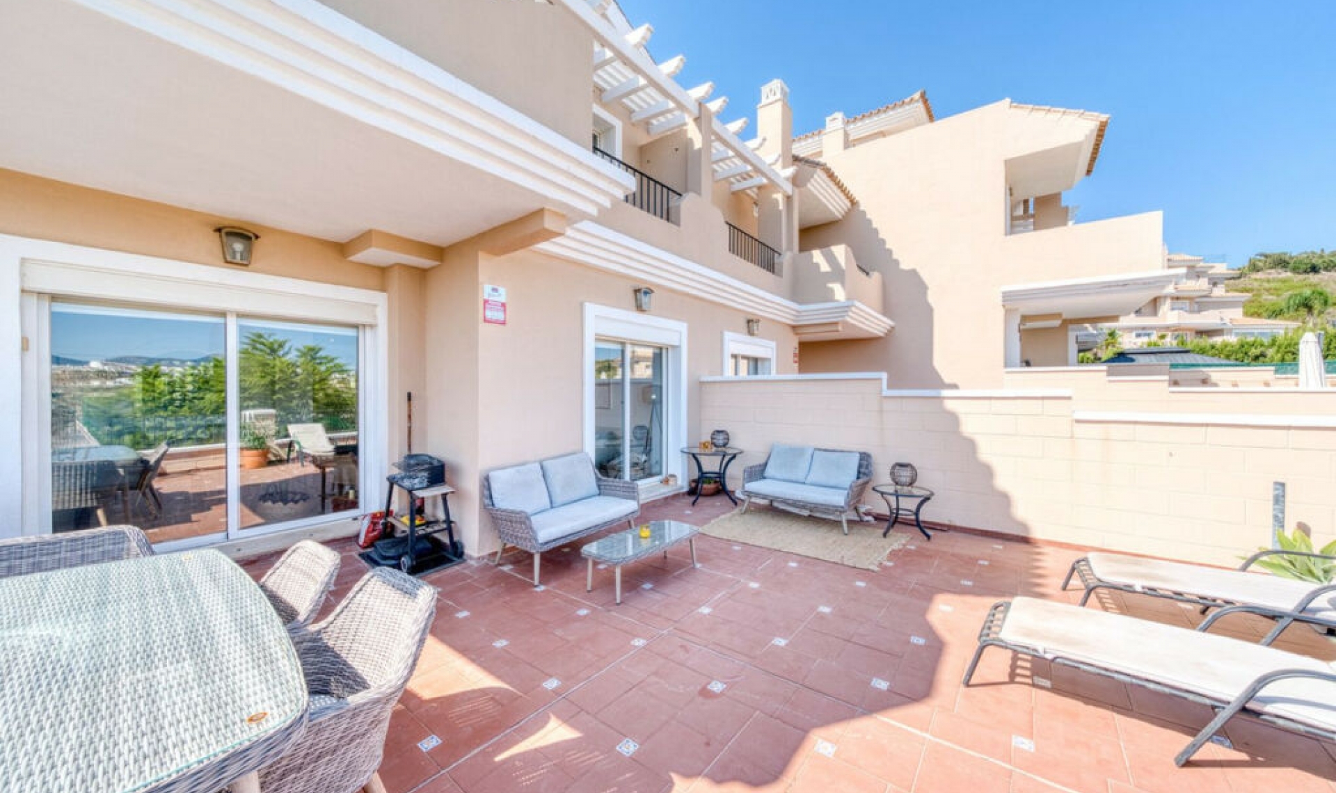 Resale - House -
La Duquesa