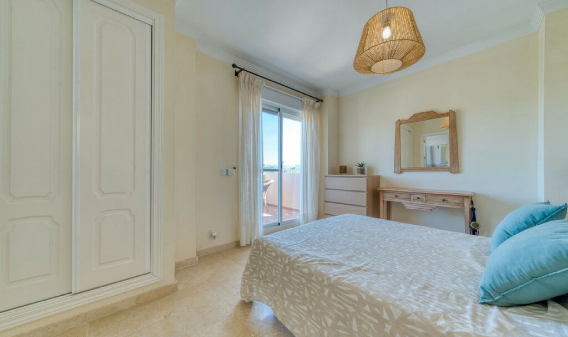 Resale - House -
La Duquesa