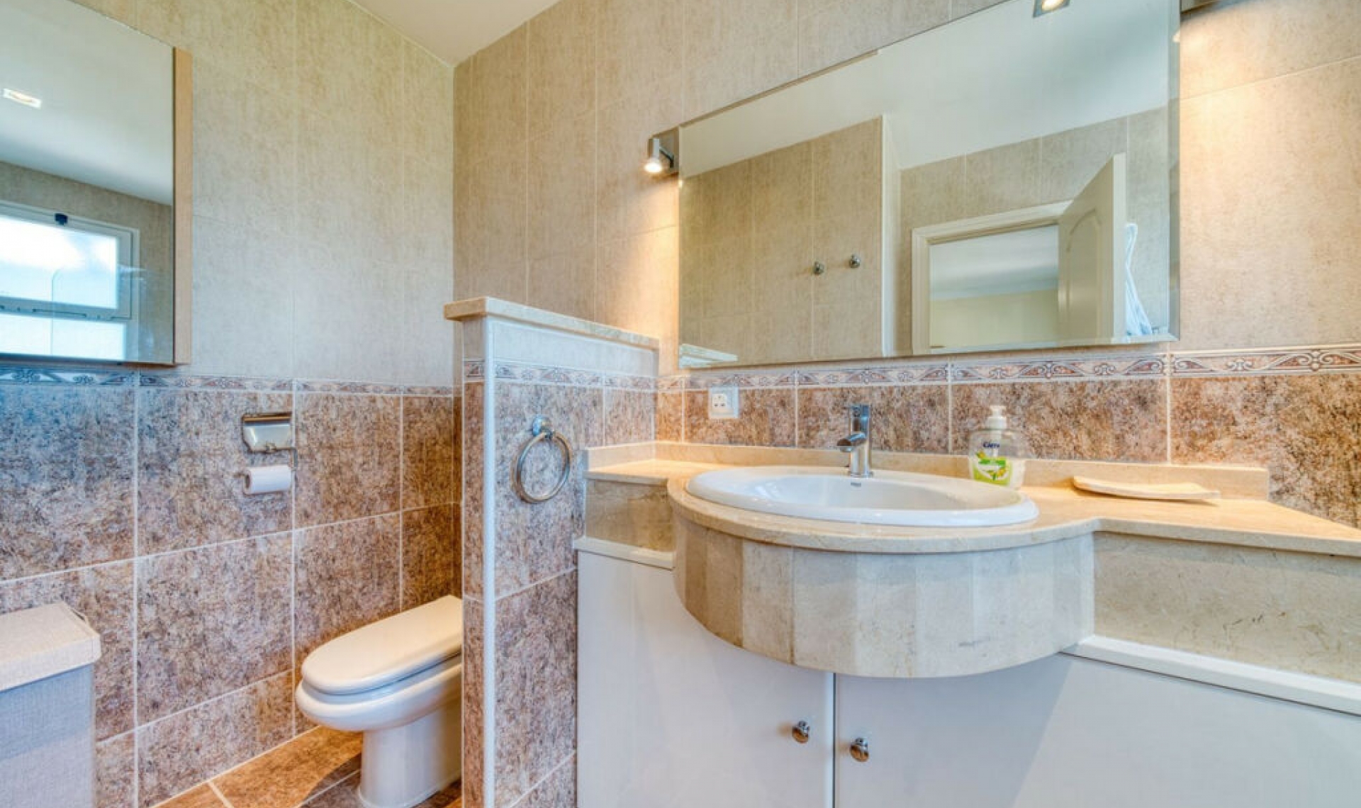 Resale - House -
La Duquesa