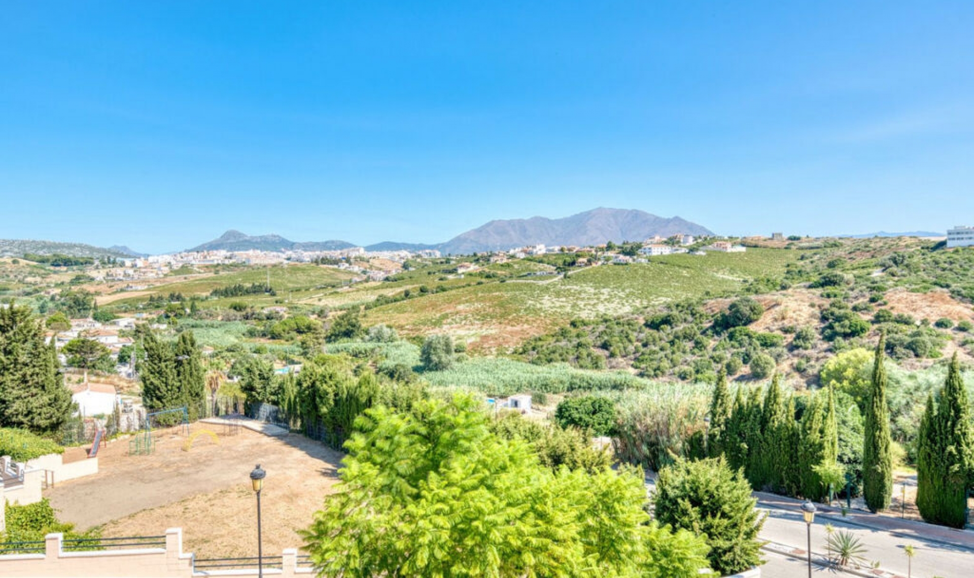 Resale - House -
La Duquesa