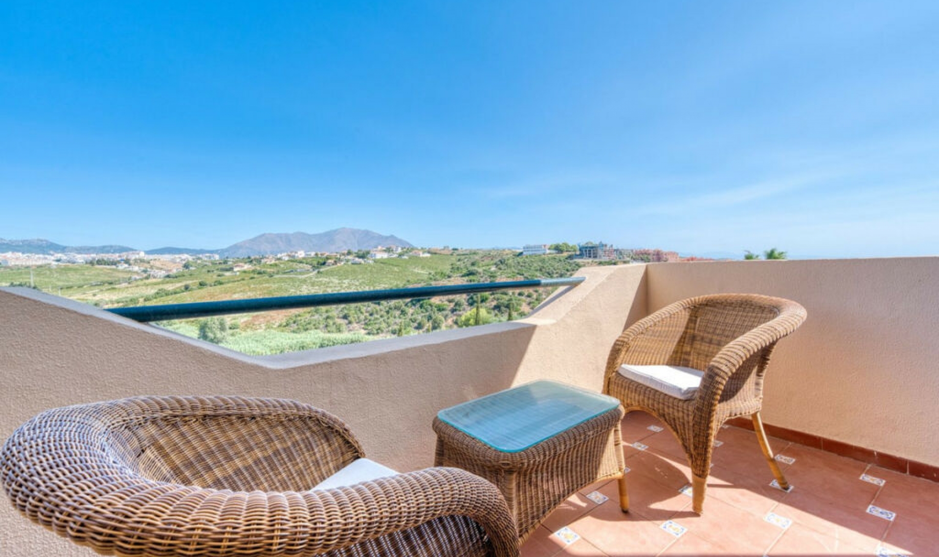 Resale - House -
La Duquesa