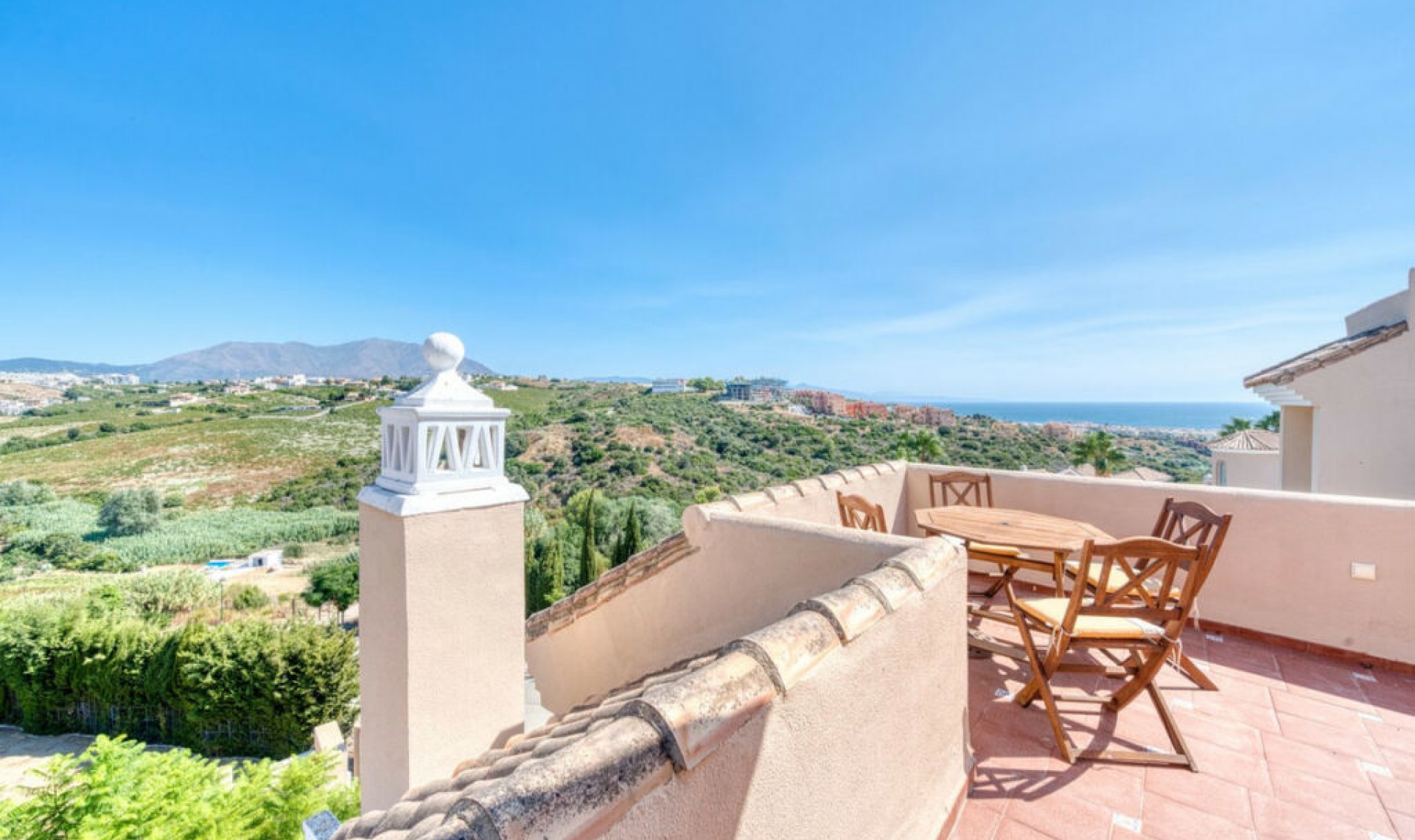 Resale - House -
La Duquesa