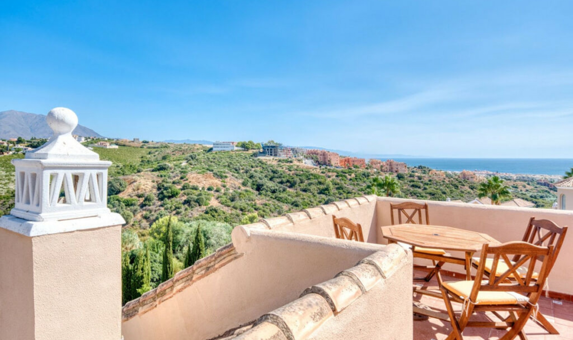 Resale - House -
La Duquesa