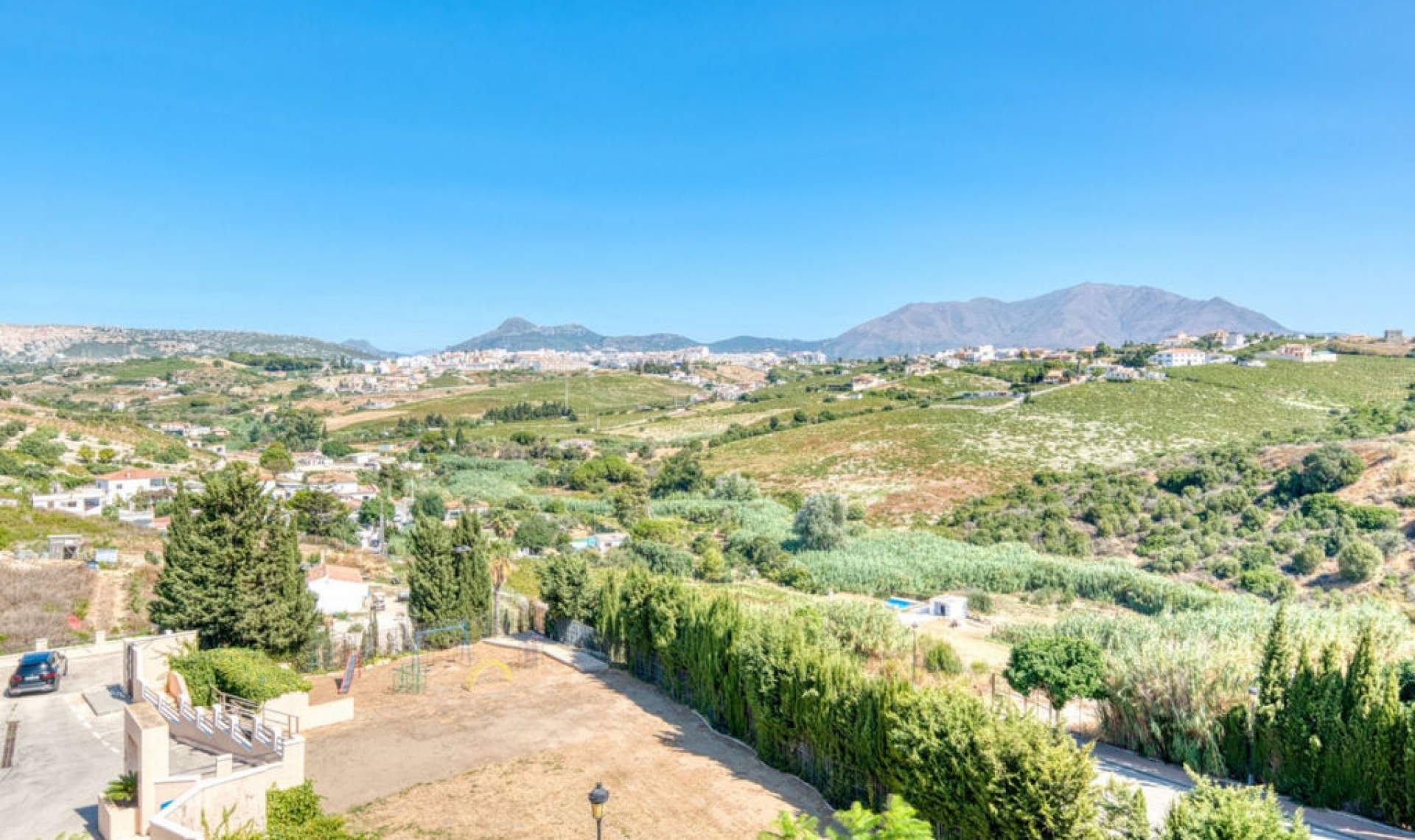 Resale - House -
La Duquesa