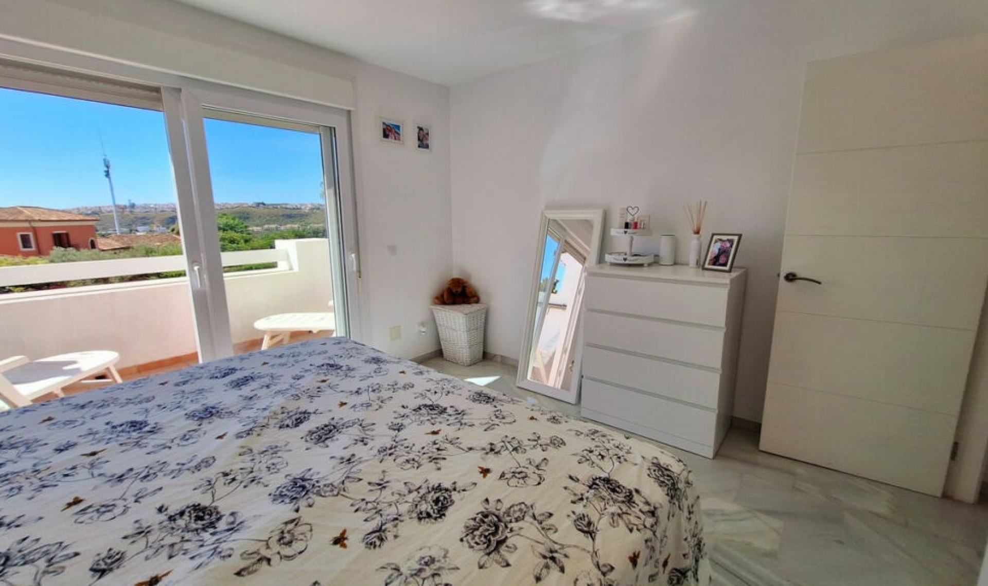 Resale - House -
La Duquesa