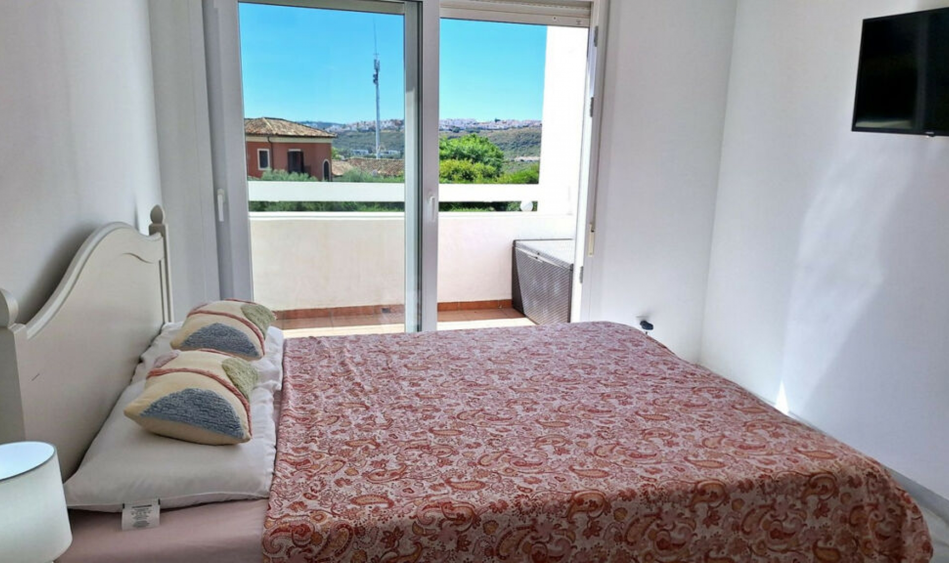 Resale - House -
La Duquesa