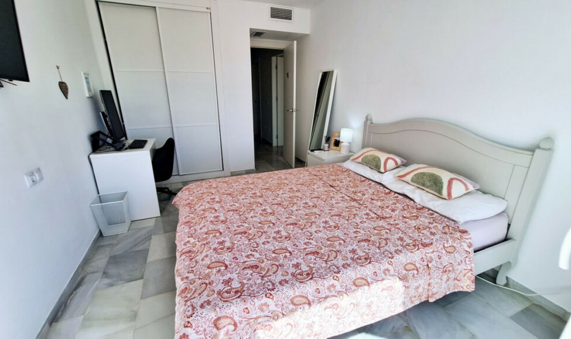 Resale - House -
La Duquesa