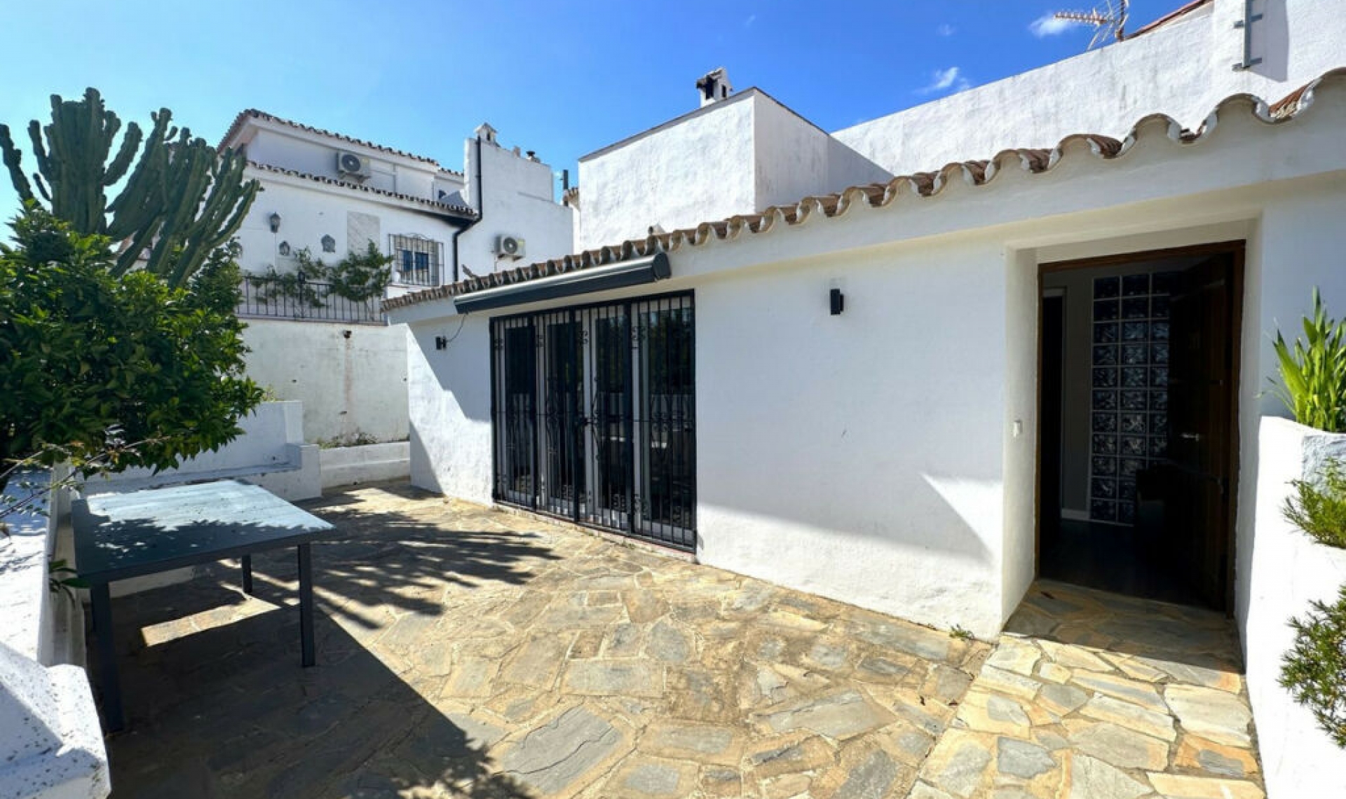 Resale - House -
La Duquesa