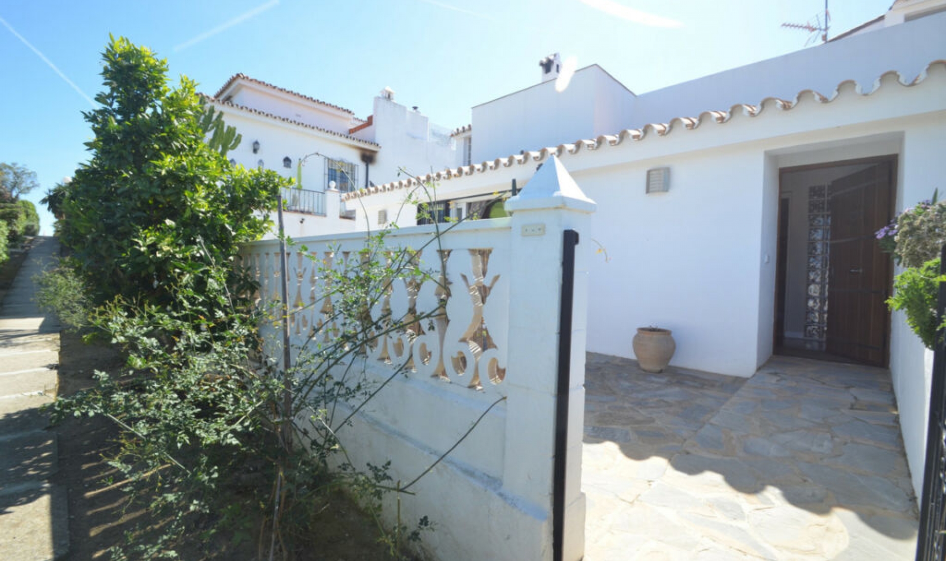 Resale - House -
La Duquesa