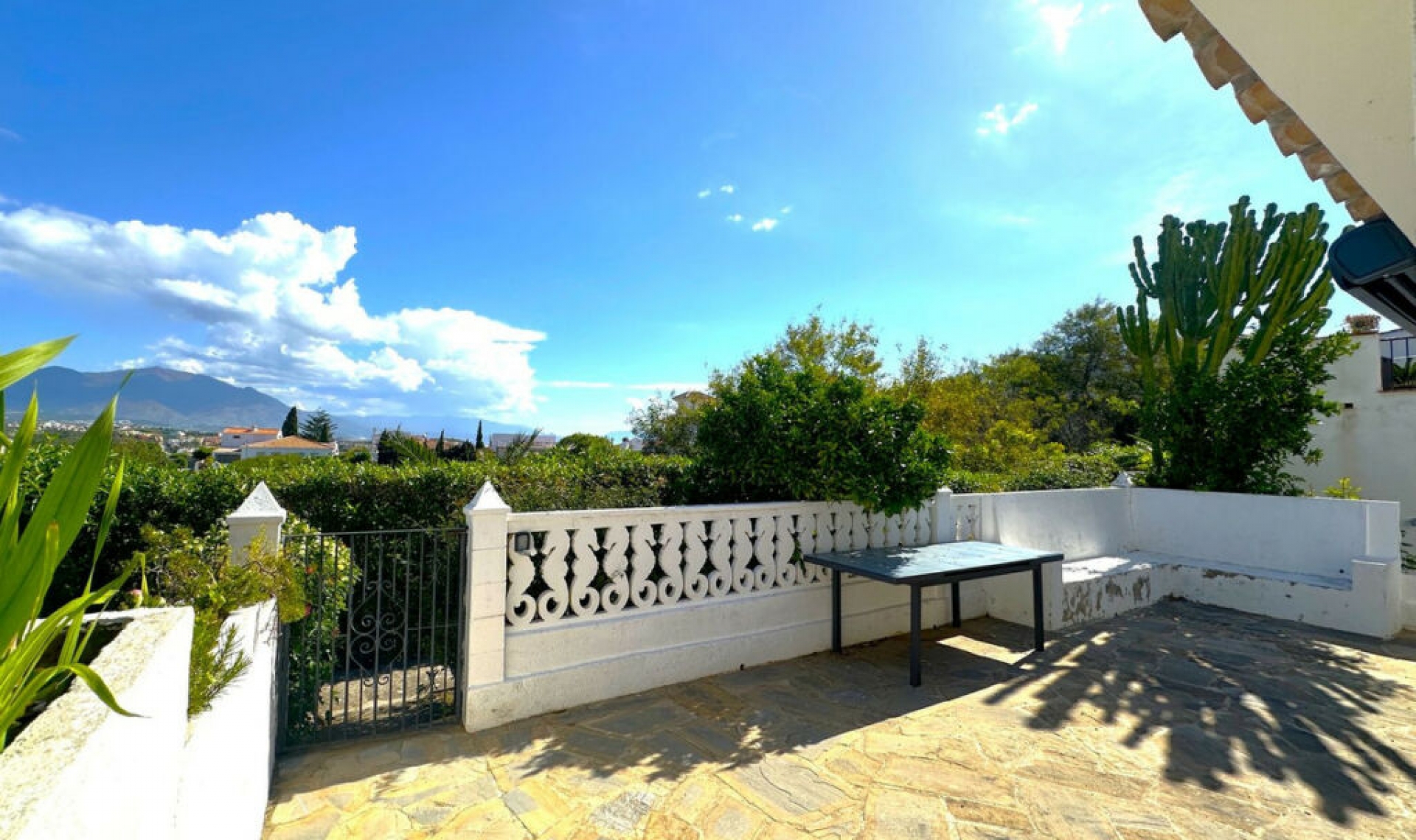 Resale - House -
La Duquesa