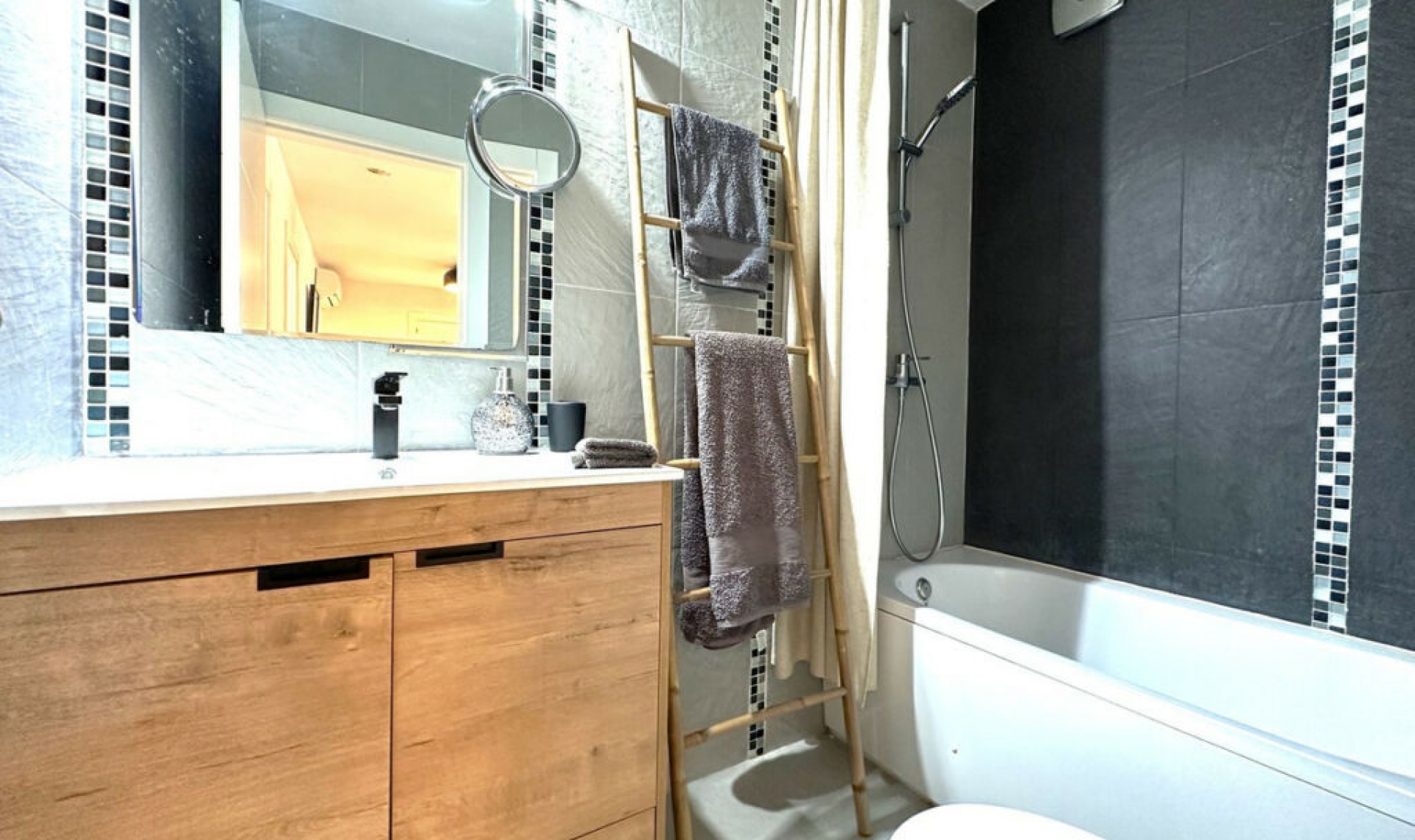 Resale - House -
La Duquesa