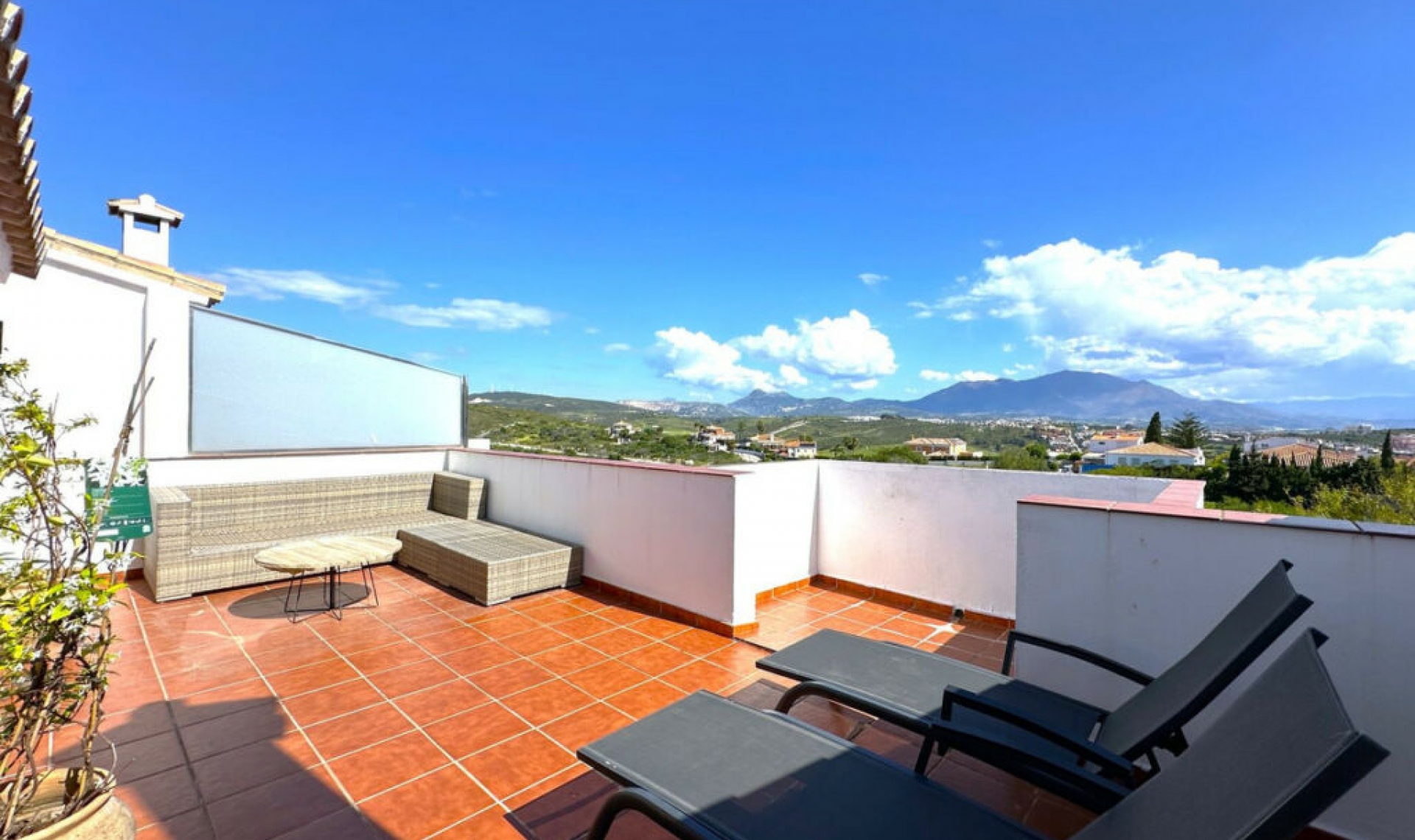 Resale - House -
La Duquesa