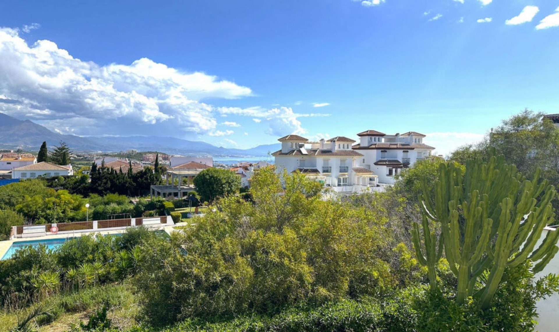 Resale - House -
La Duquesa