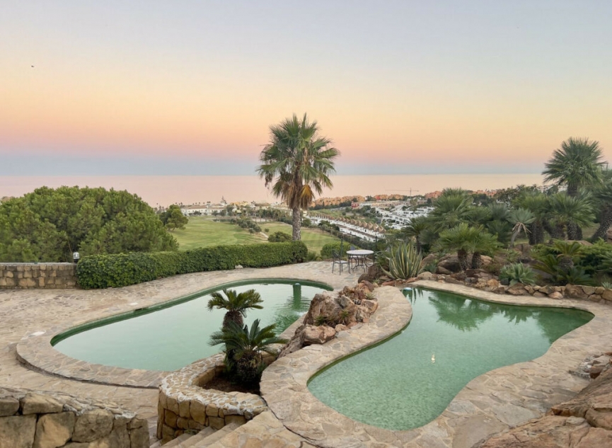 Resale - House -
La Duquesa