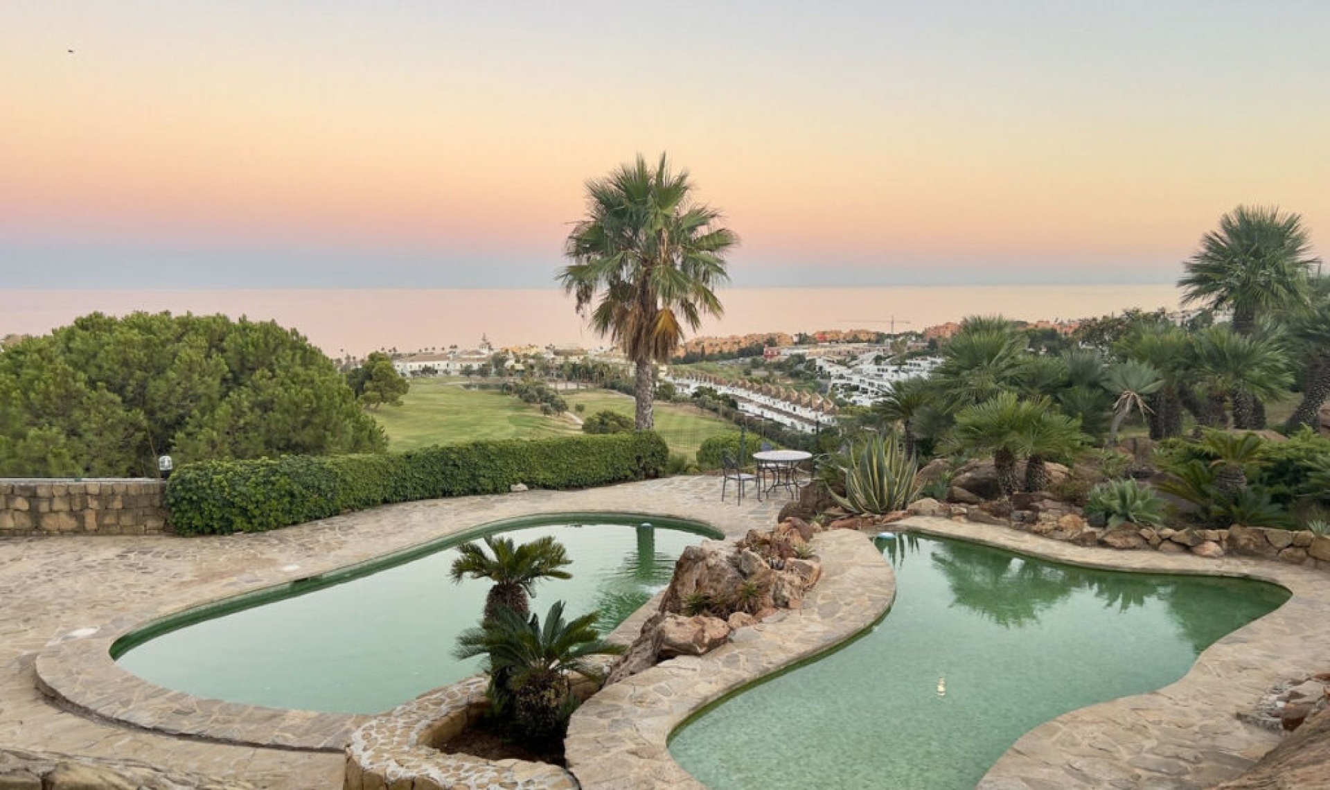 Resale - House -
La Duquesa