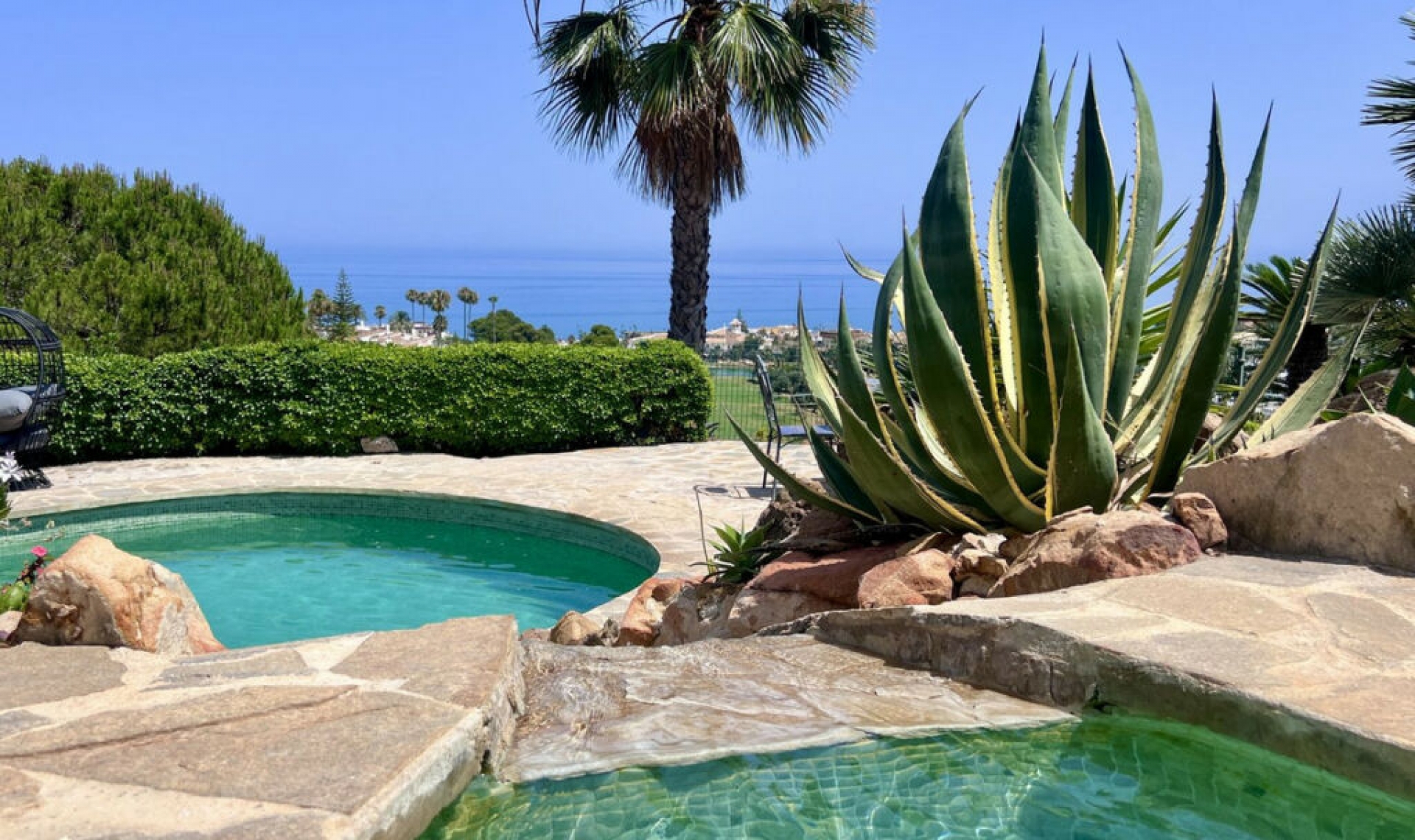 Resale - House -
La Duquesa