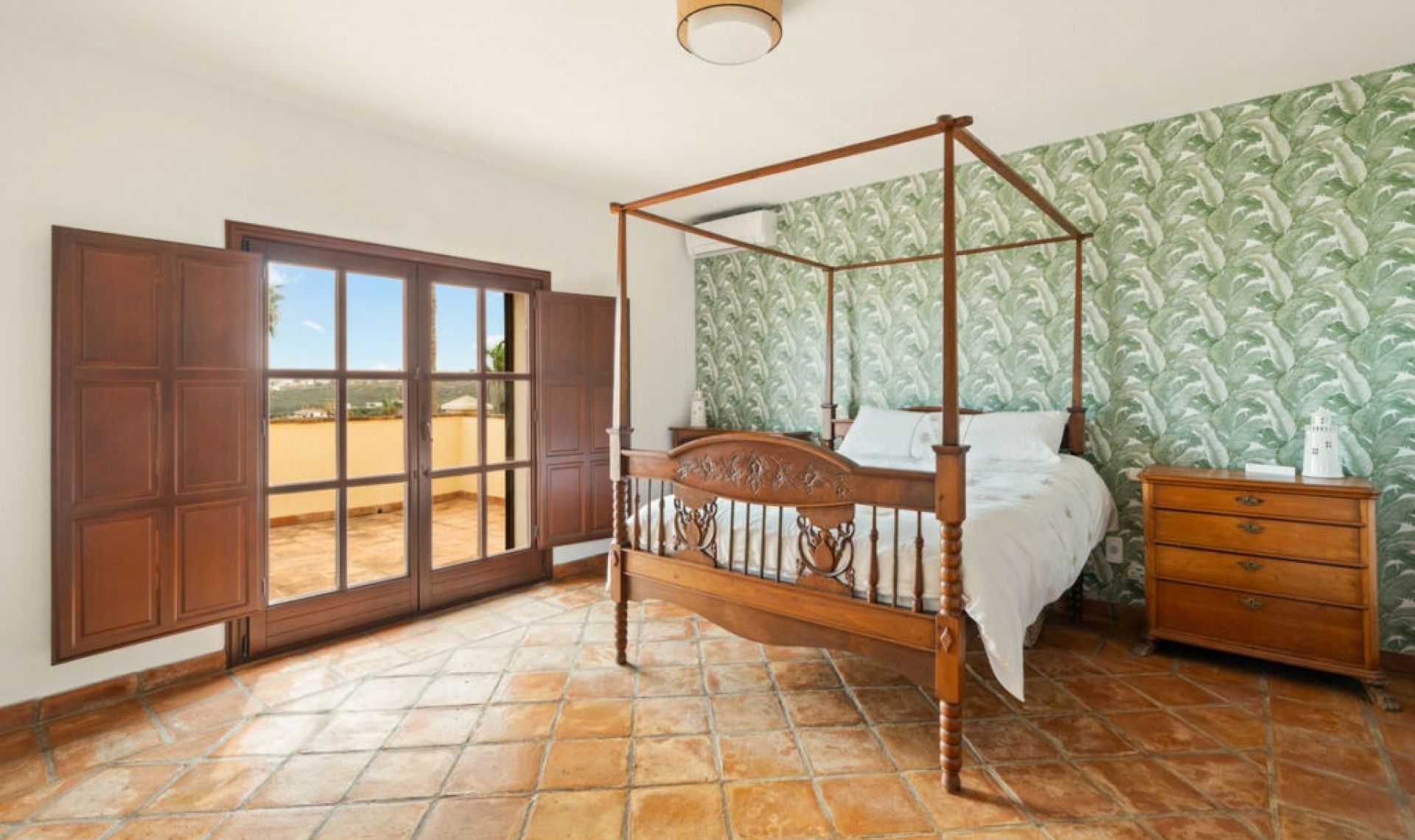 Resale - House -
La Duquesa