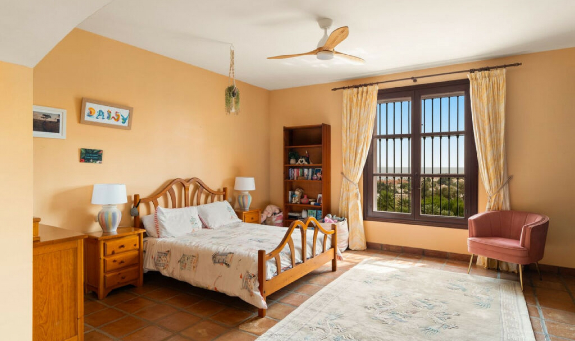 Resale - House -
La Duquesa